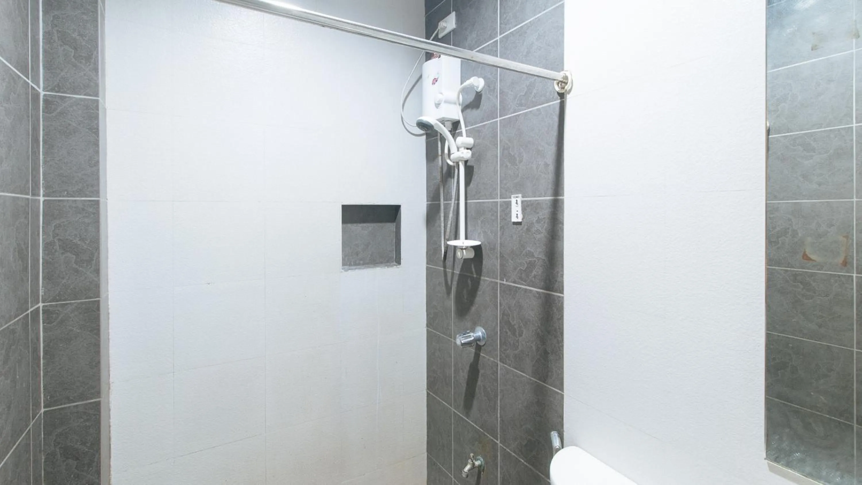 Shower in RedDoorz near Angeles University Foundation