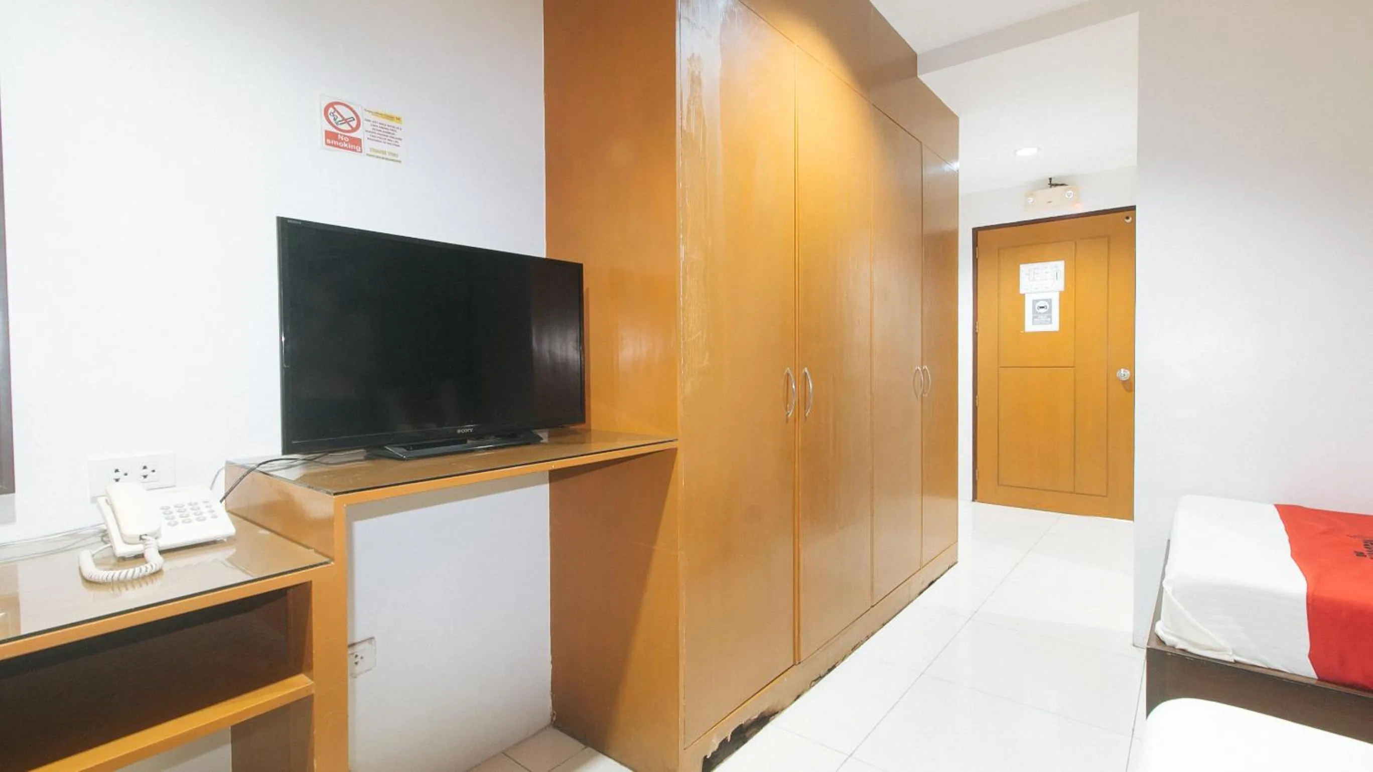 TV and multimedia in RedDoorz near Angeles University Foundation