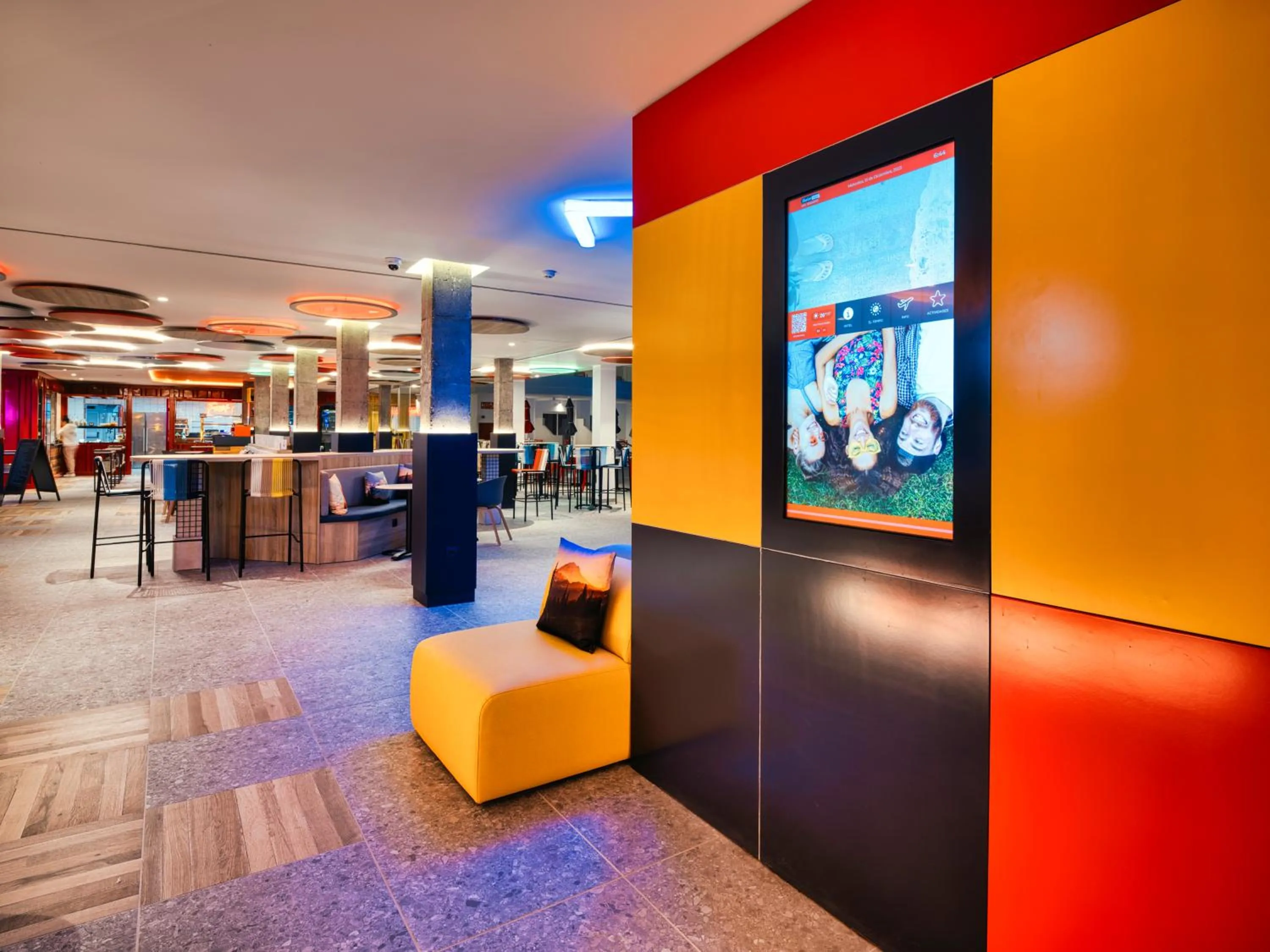 Communal lounge/ TV room in Sholeo Lodges Los Gigantes