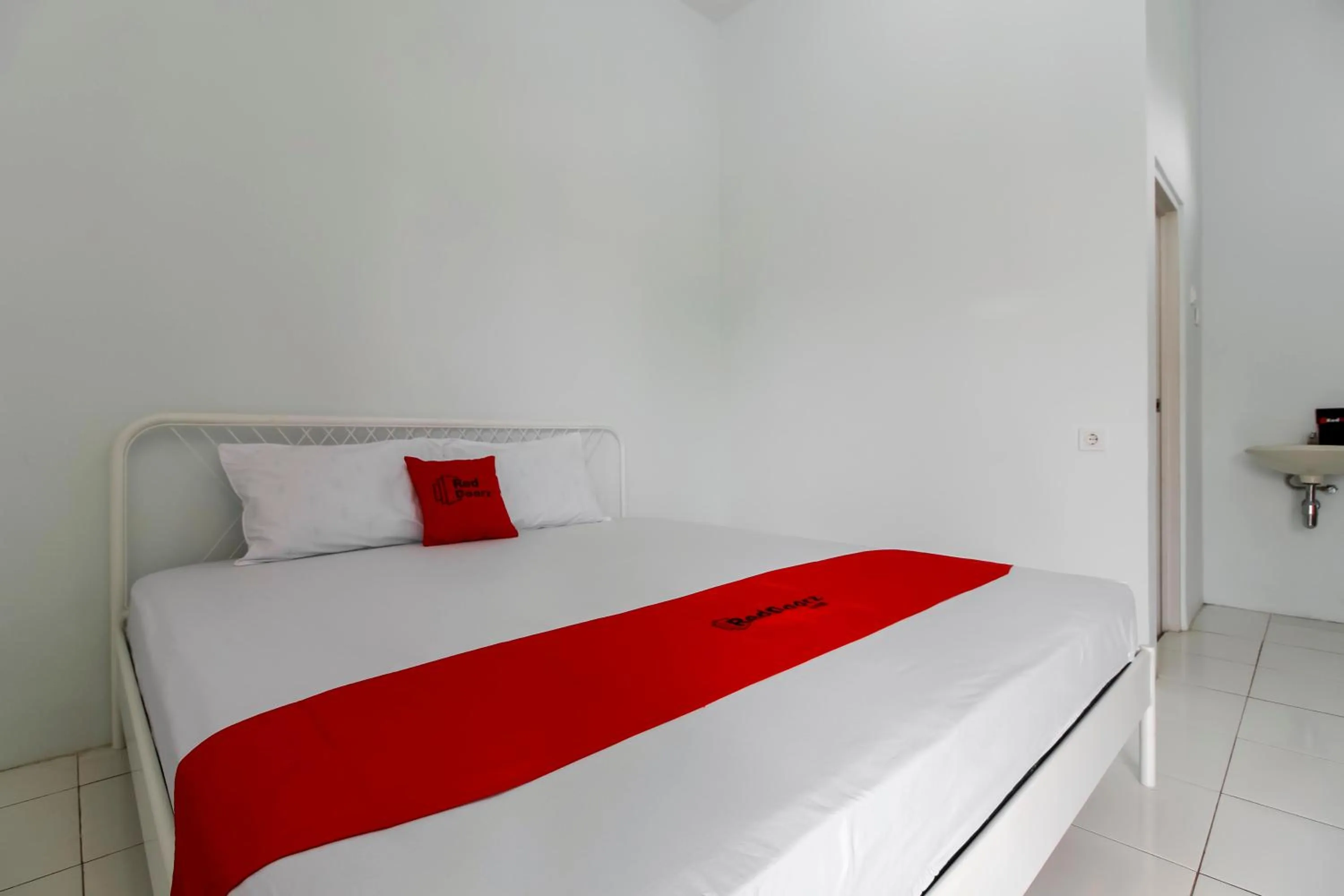 Bedroom, Bed in RedDoorz @ Jagakarsa 2