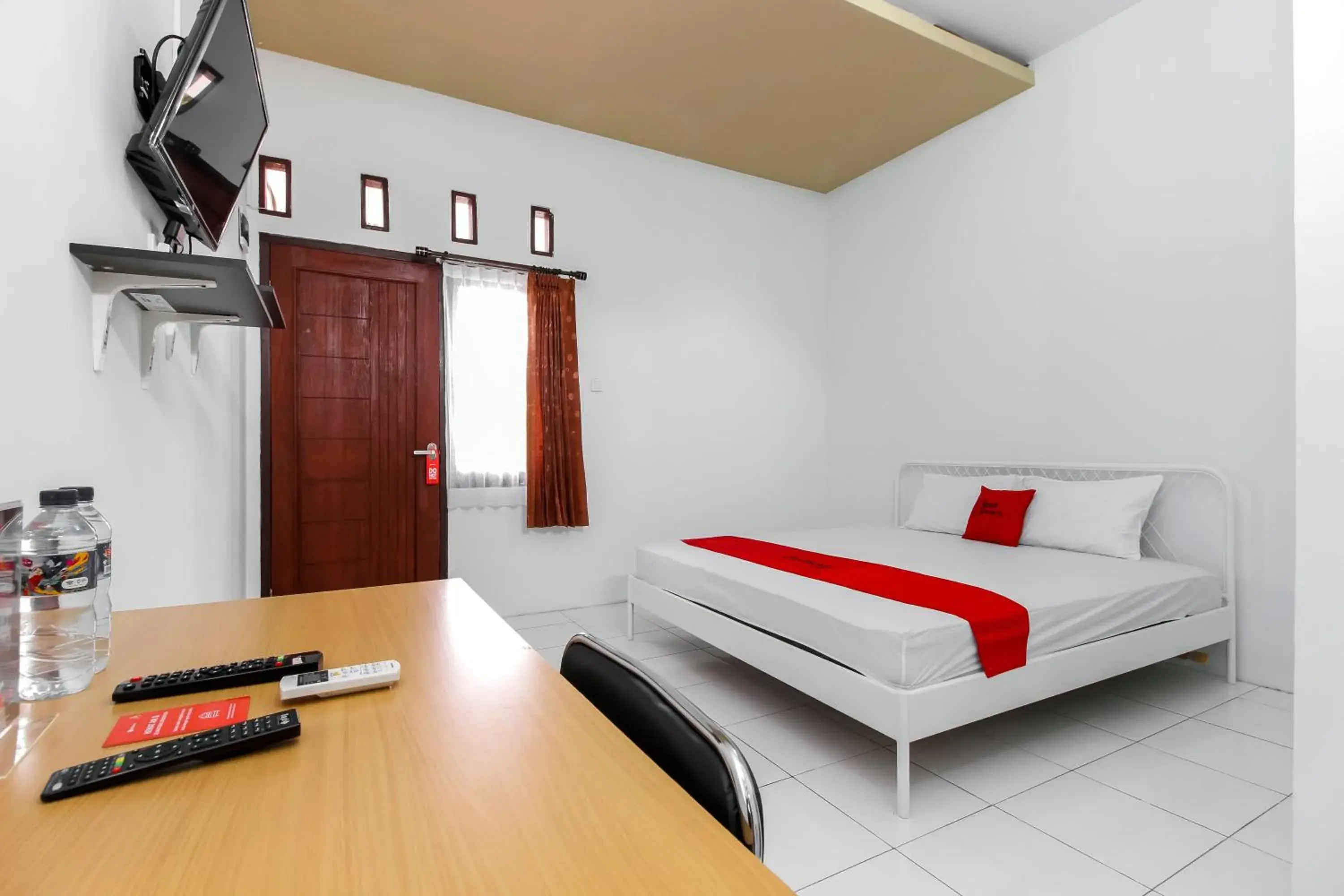 Double Room in RedDoorz @ Jagakarsa 2 Double Room in RedDoorz @ Jagakarsa 2