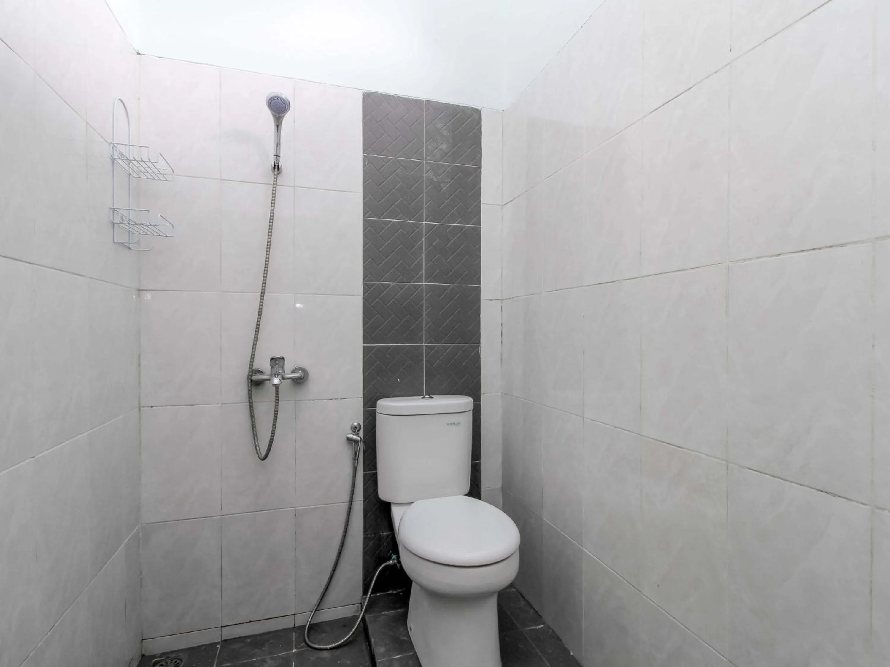 Bathroom in RedDoorz @ Jagakarsa 2