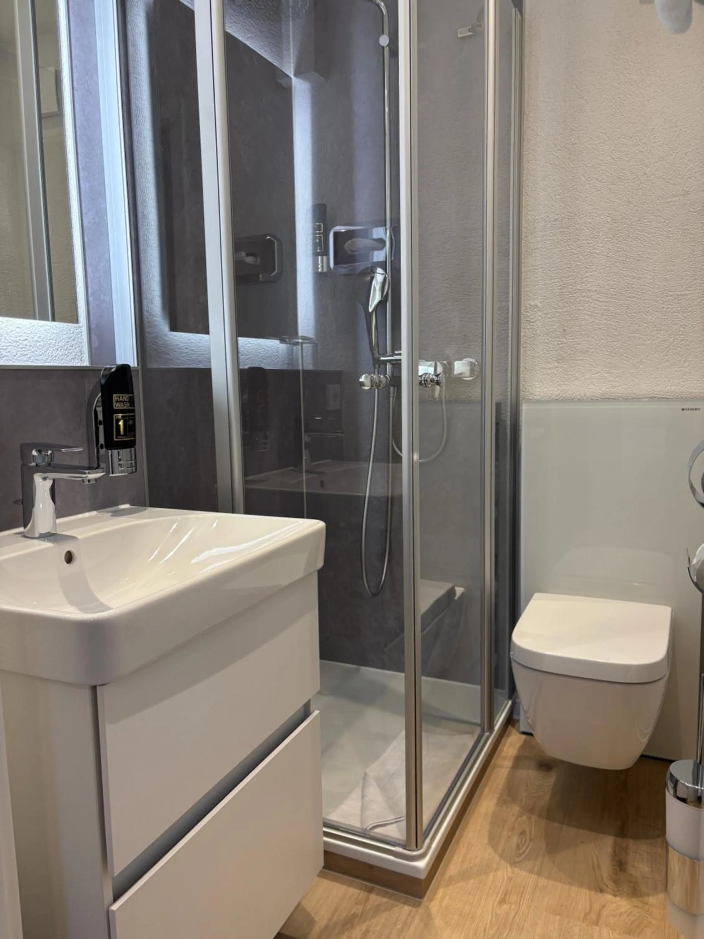 Shower in Das Mühlentor Hotel