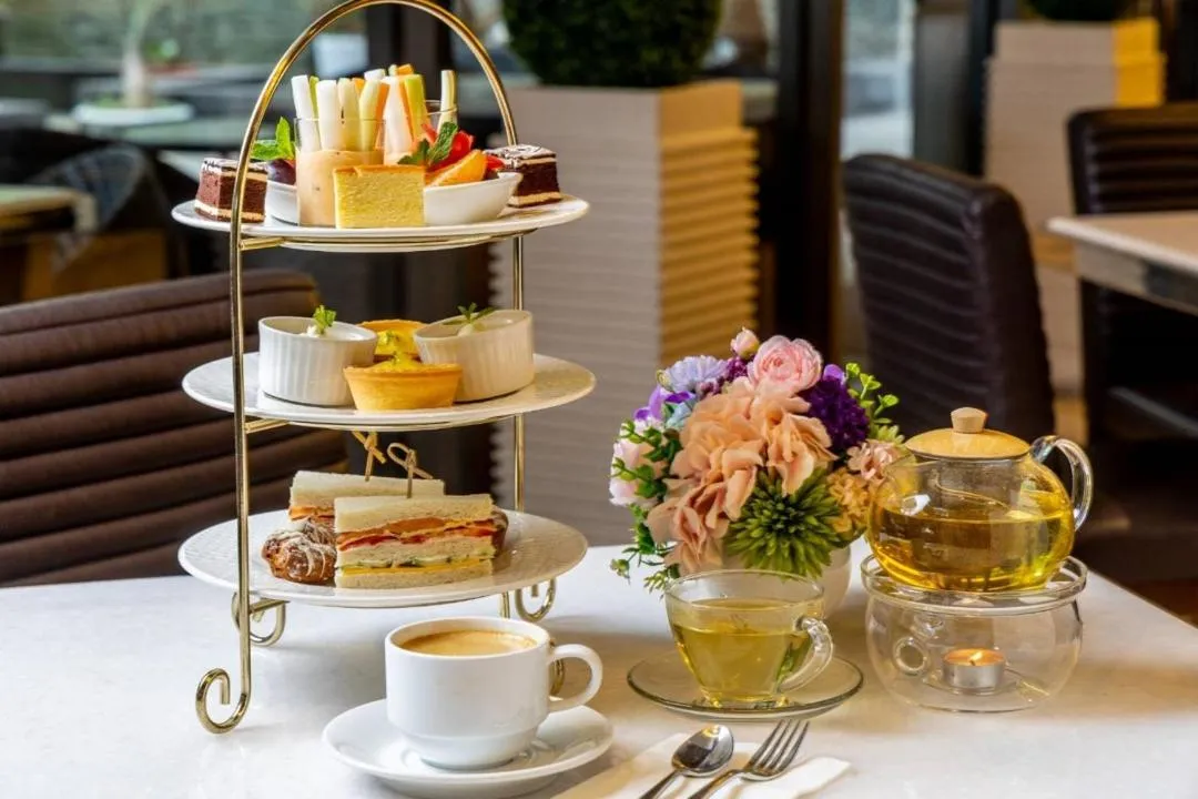 Restaurant/places to eat in S Aura Hotel