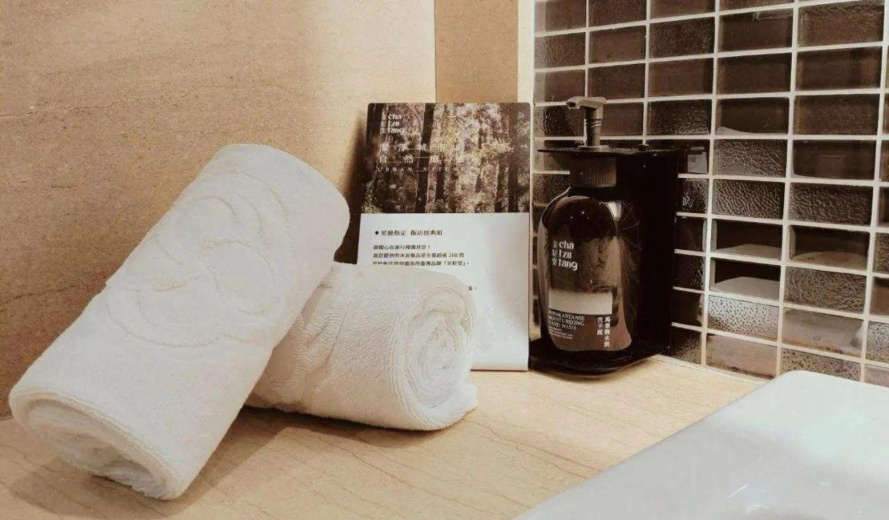 Bathroom, Bed in S Aura Hotel