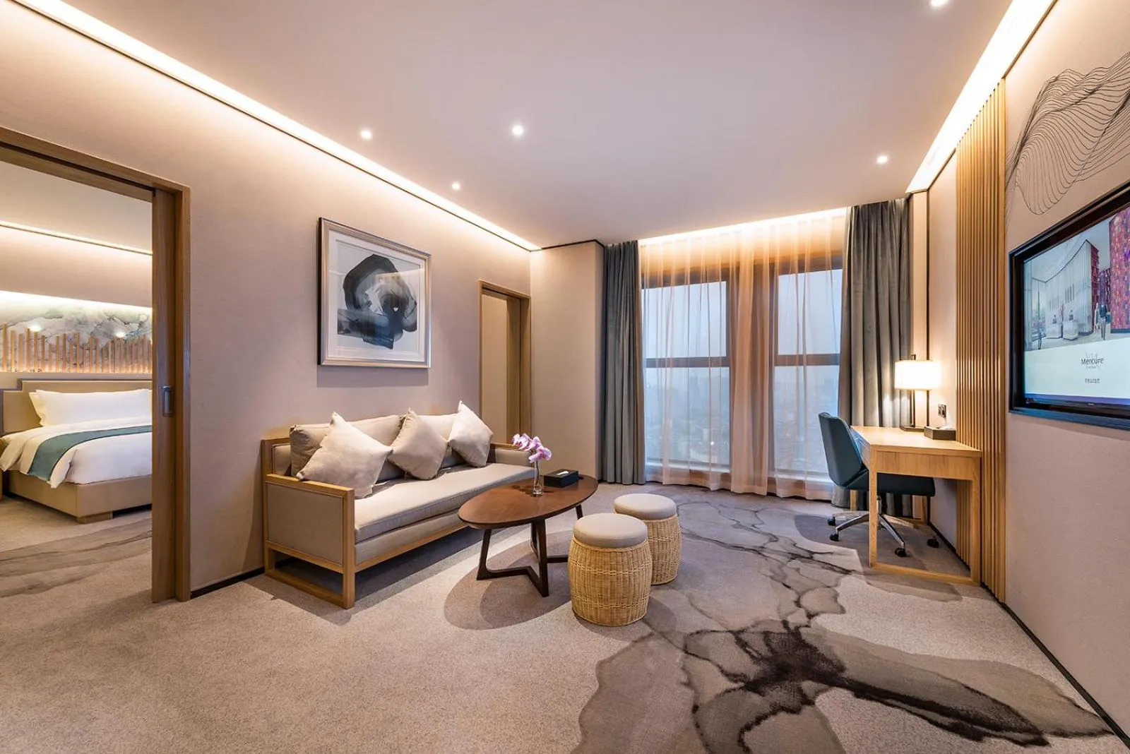 Bed in Mercure Chengdu Huapaifang