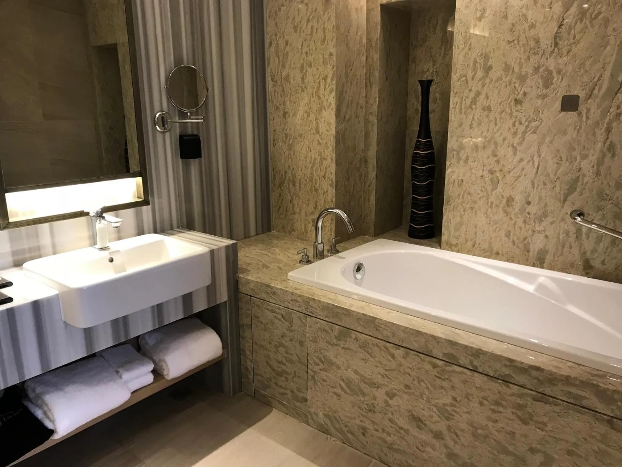Bathroom in Mercure Chengdu Huapaifang