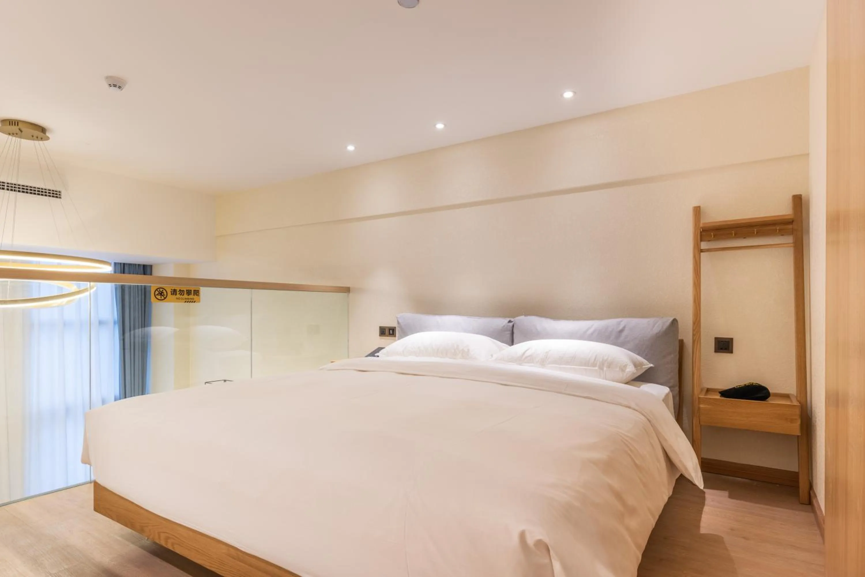 Bed in Mercure Chengdu Huapaifang