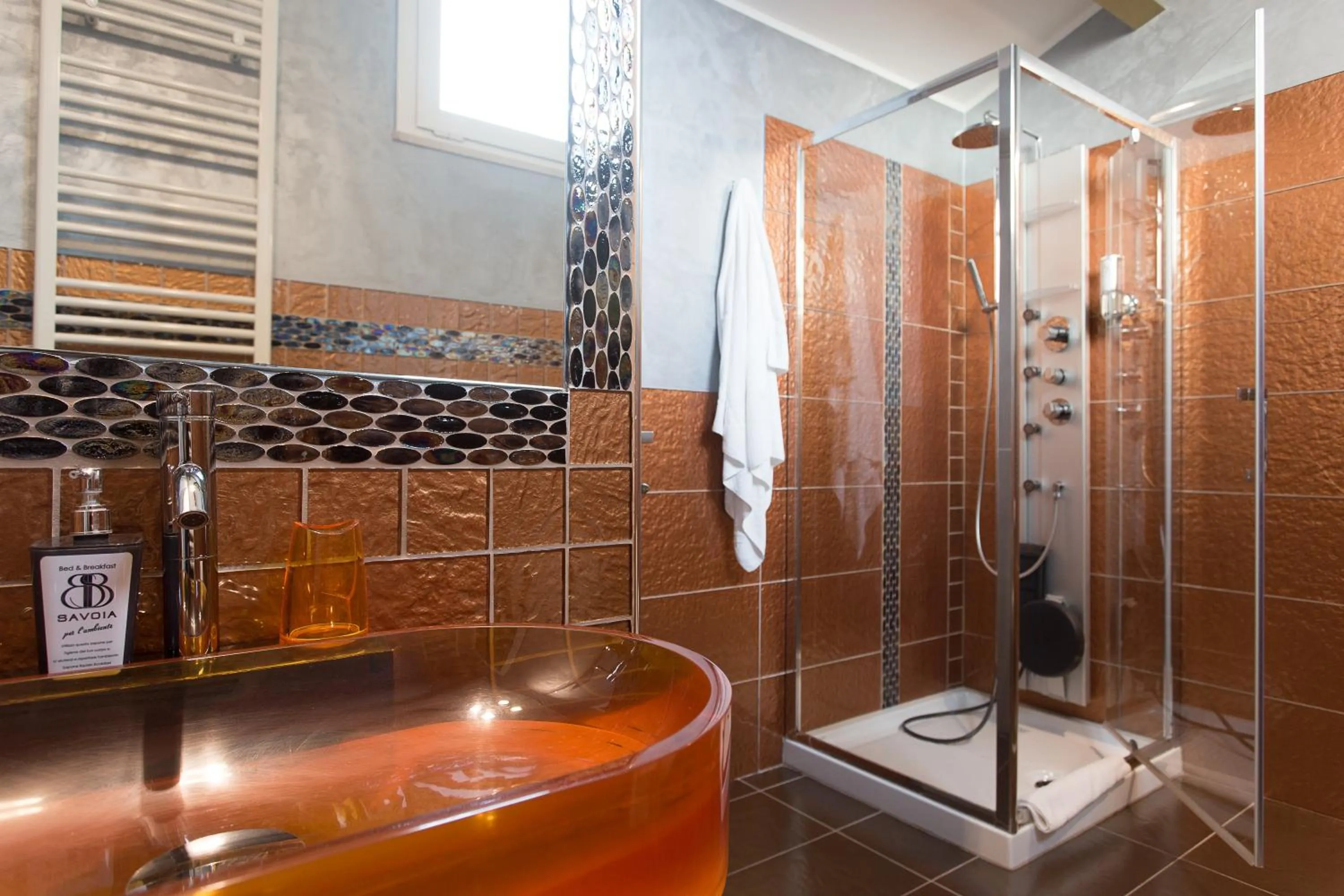 Bathroom in BB SAVOIA Affittacamere