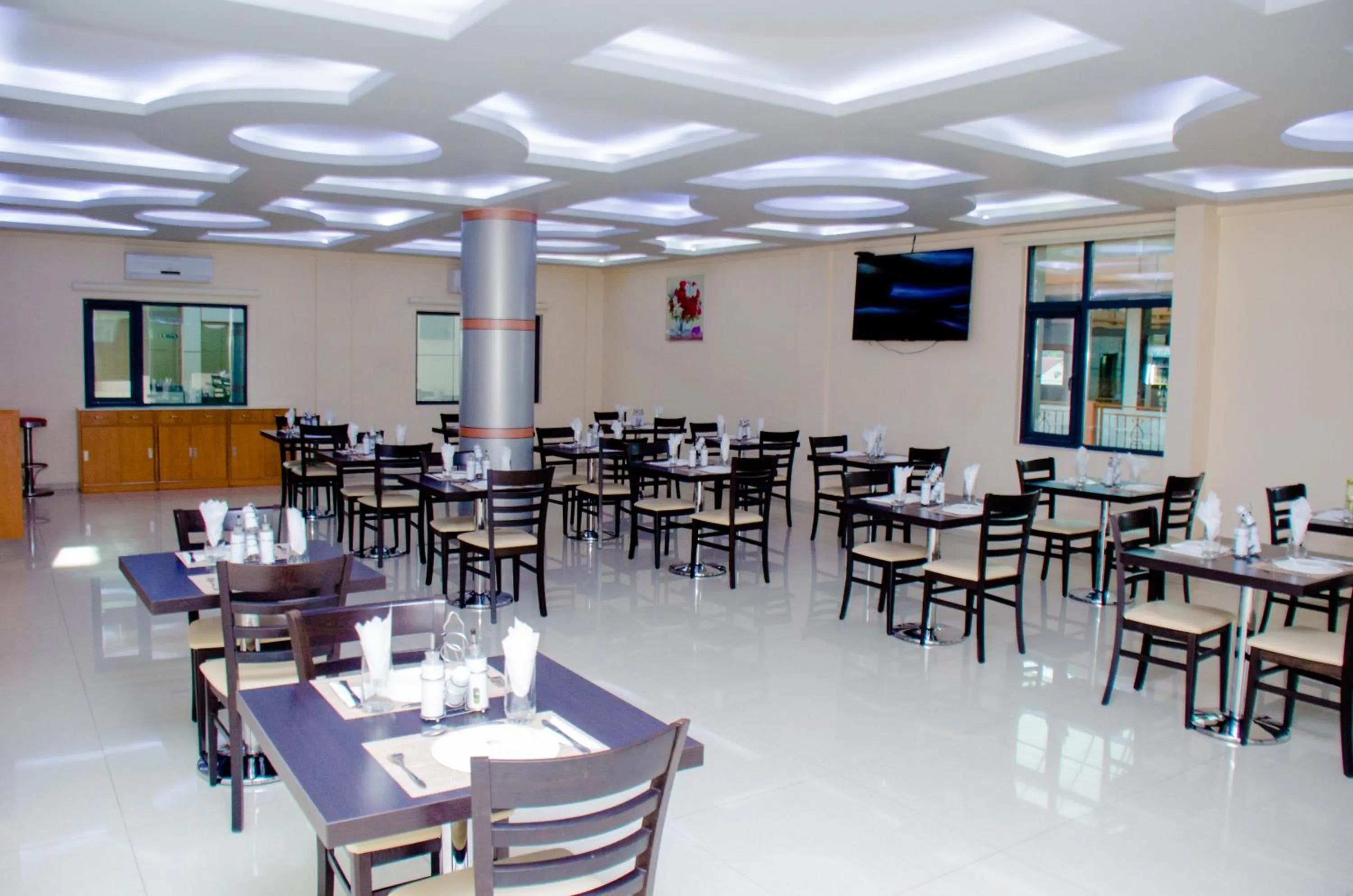 Restaurant/places to eat in HOTEL PLATINUM