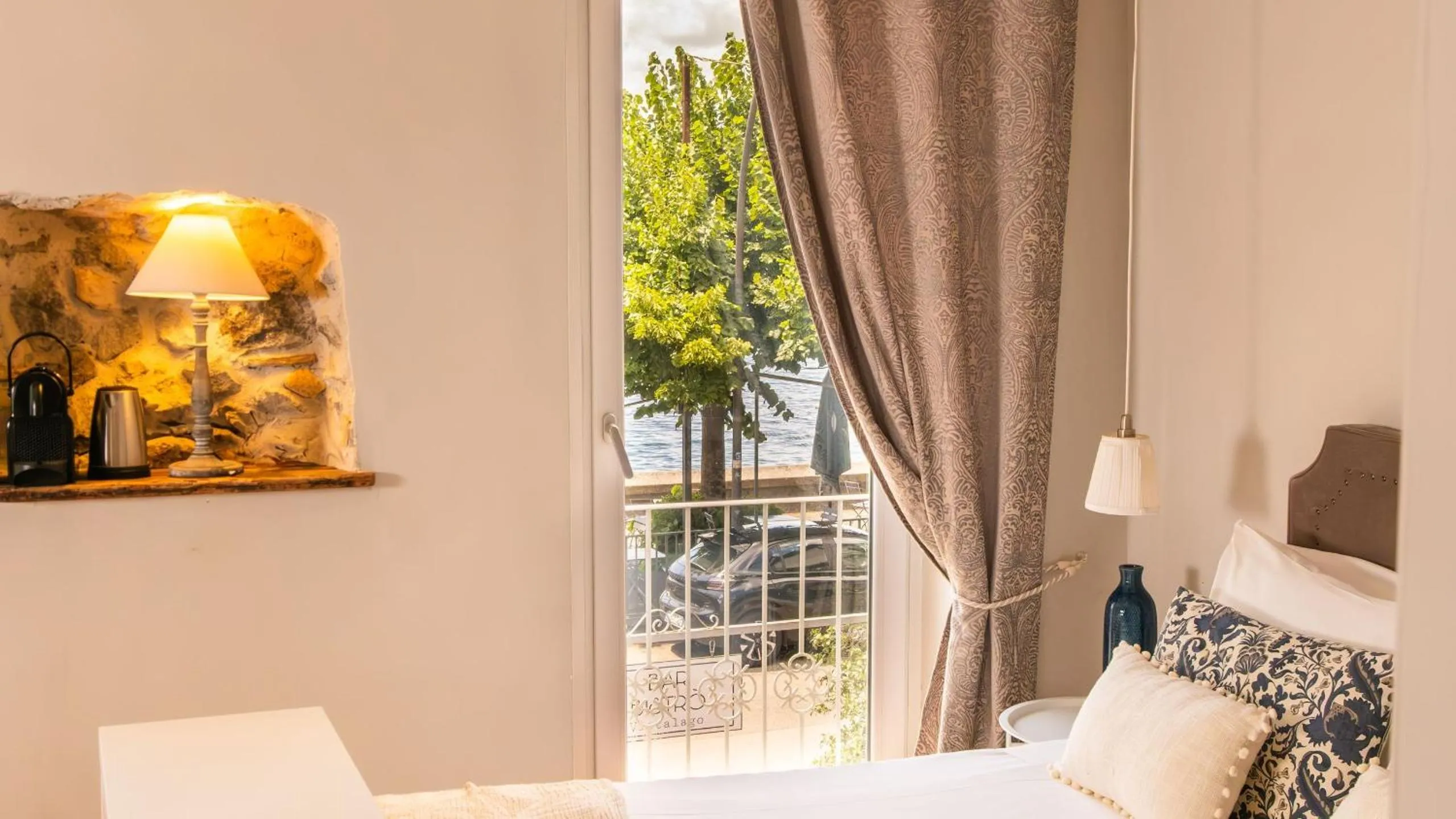 Bed in Hotel Borgo Vistalago