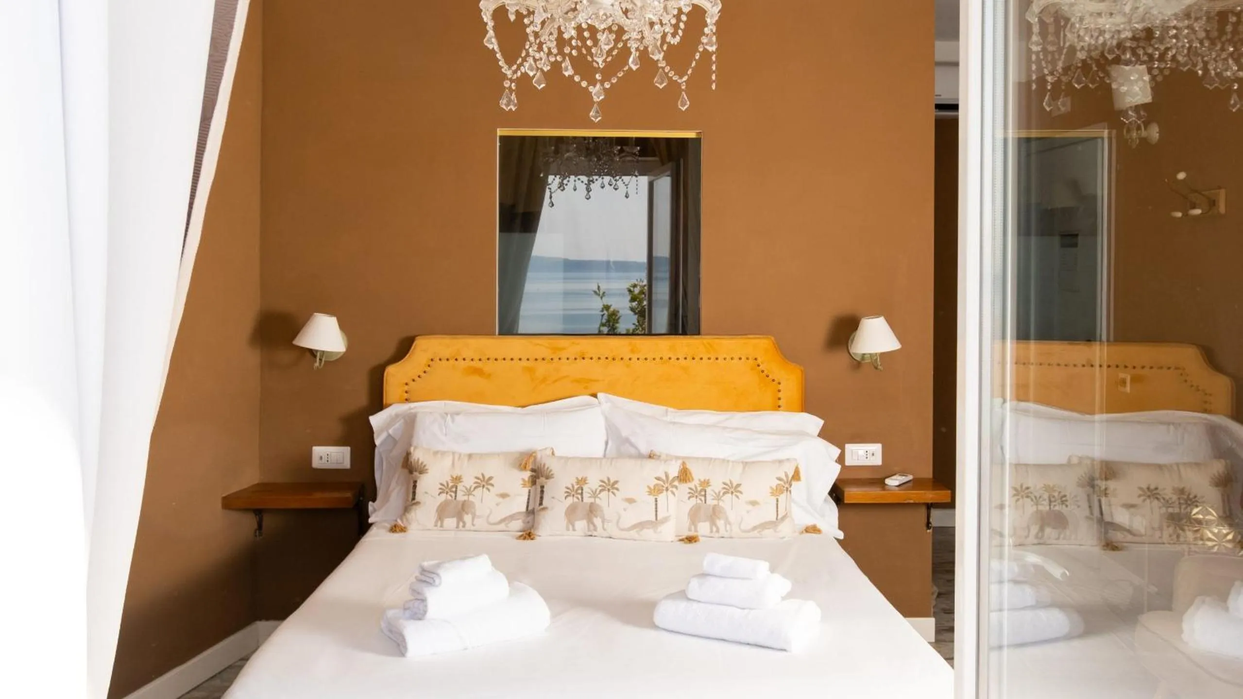 Bed in Hotel Borgo Vistalago