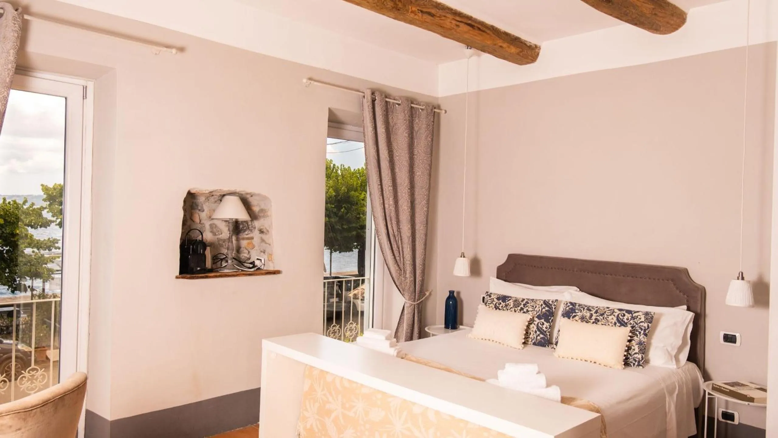 Bed in Hotel Borgo Vistalago