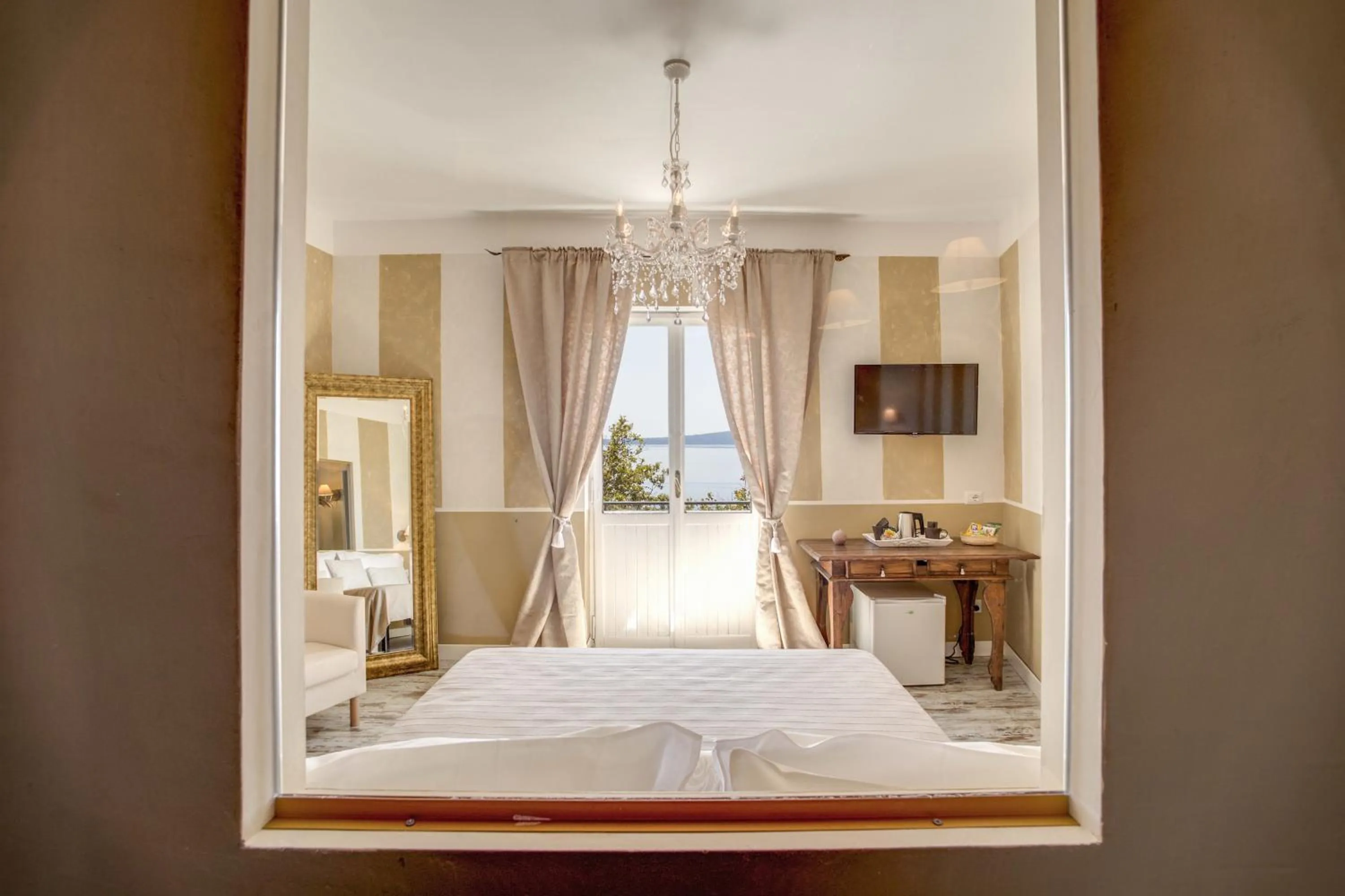 Junior Suite with Balcony and Lake View in Hotel Borgo Vistalago