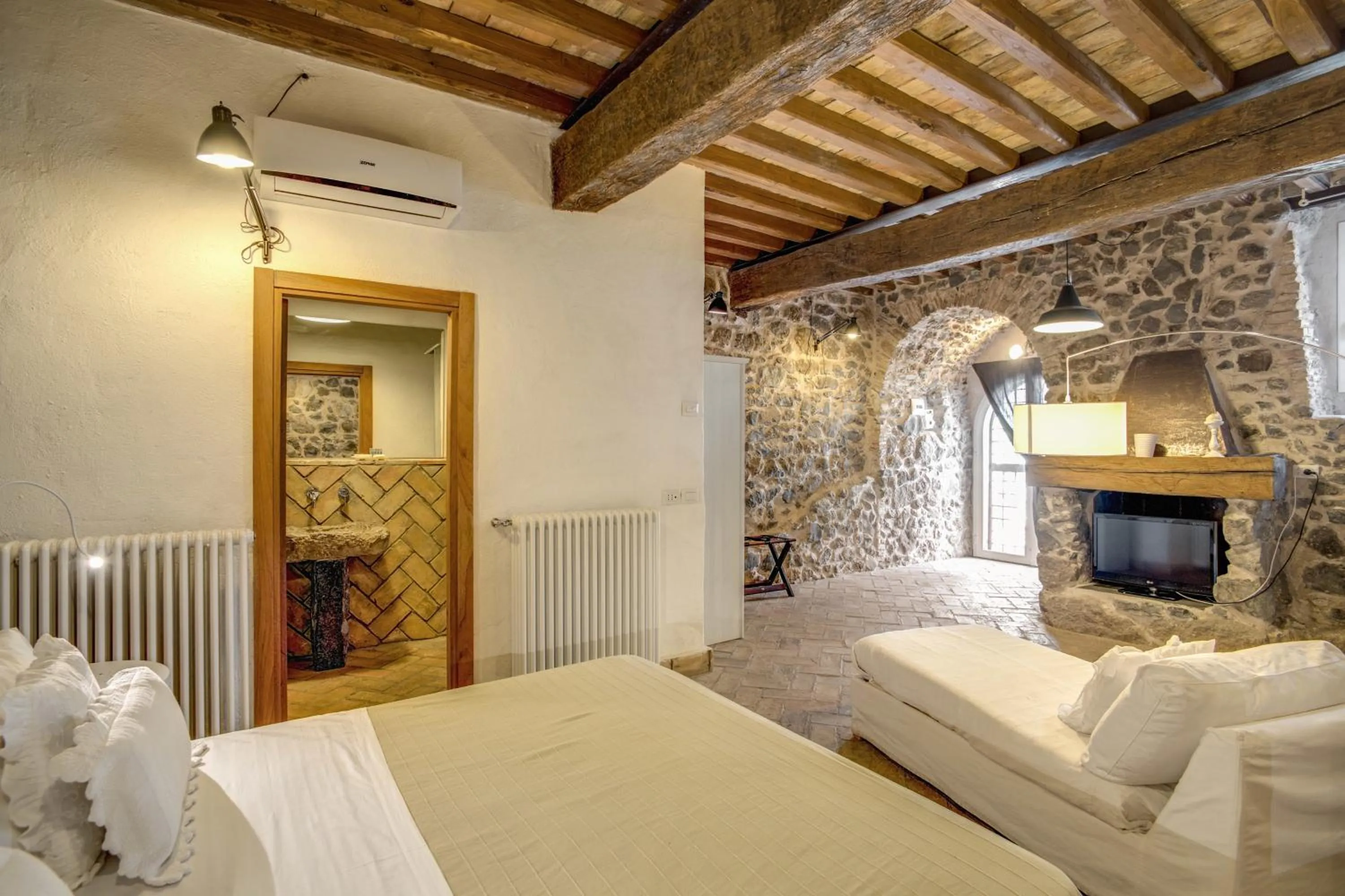 Photo of the whole room, Bed in Hotel Borgo Vistalago