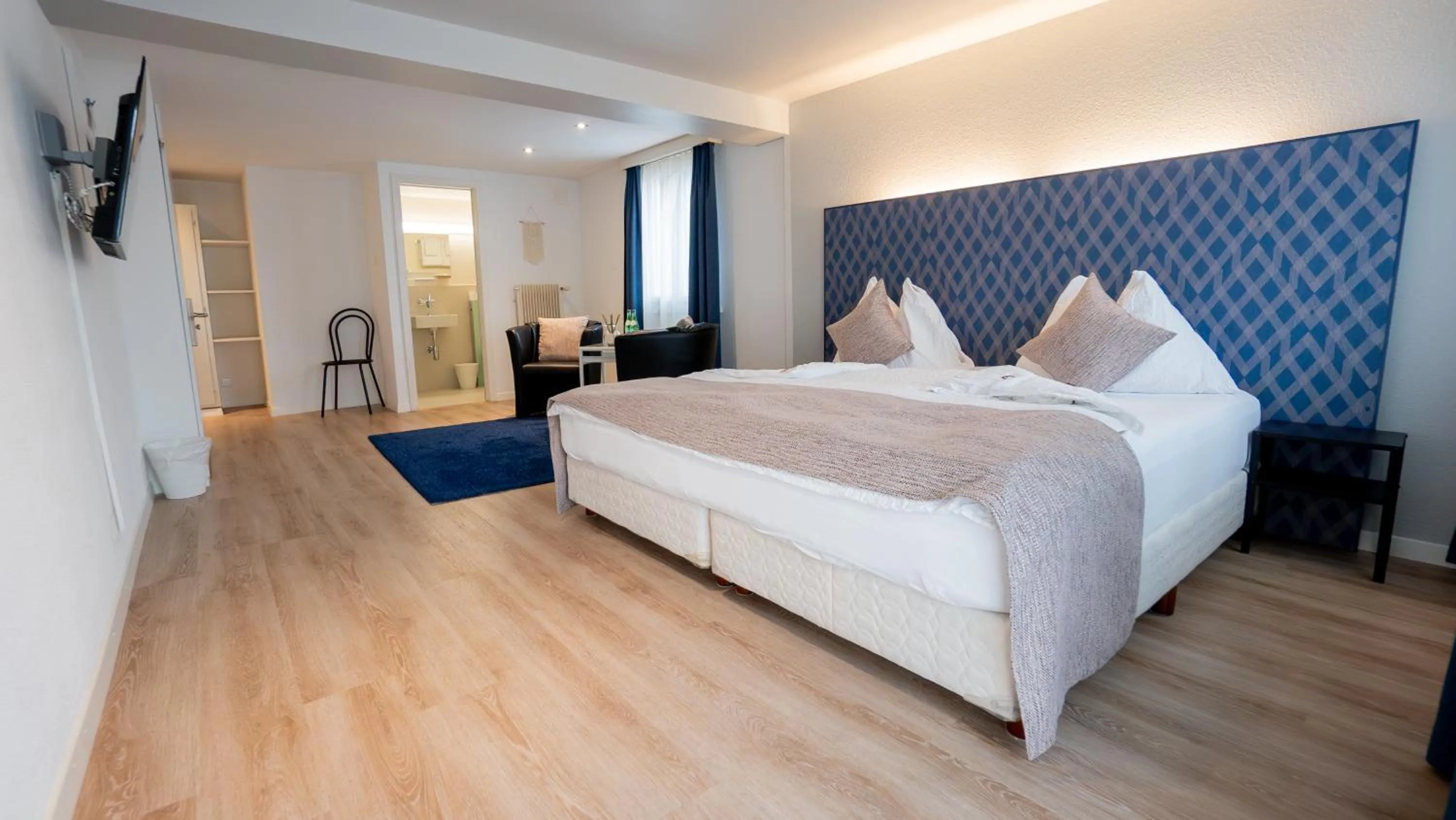 Bedroom, Bed in Hotel & Restaurant Rössli