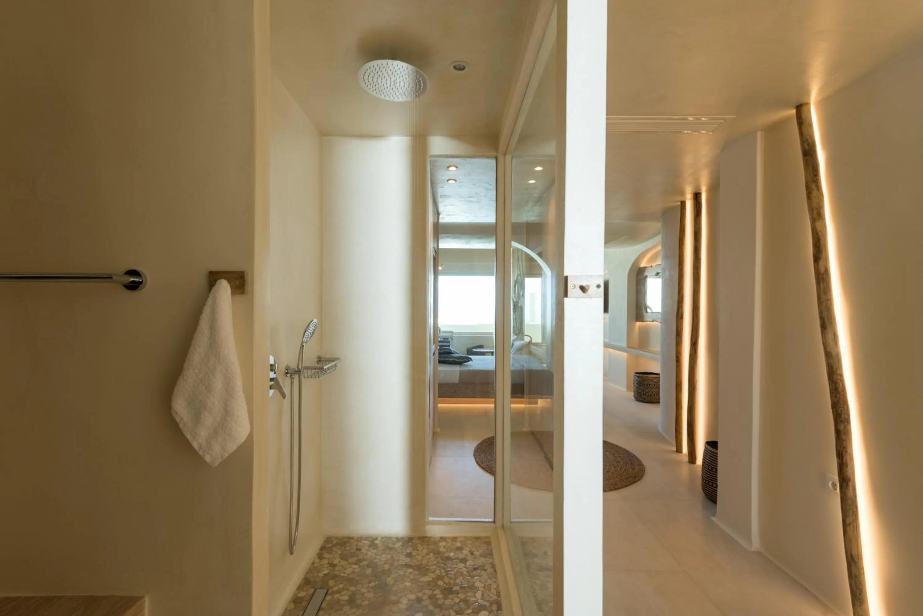 Shower in Divelia East