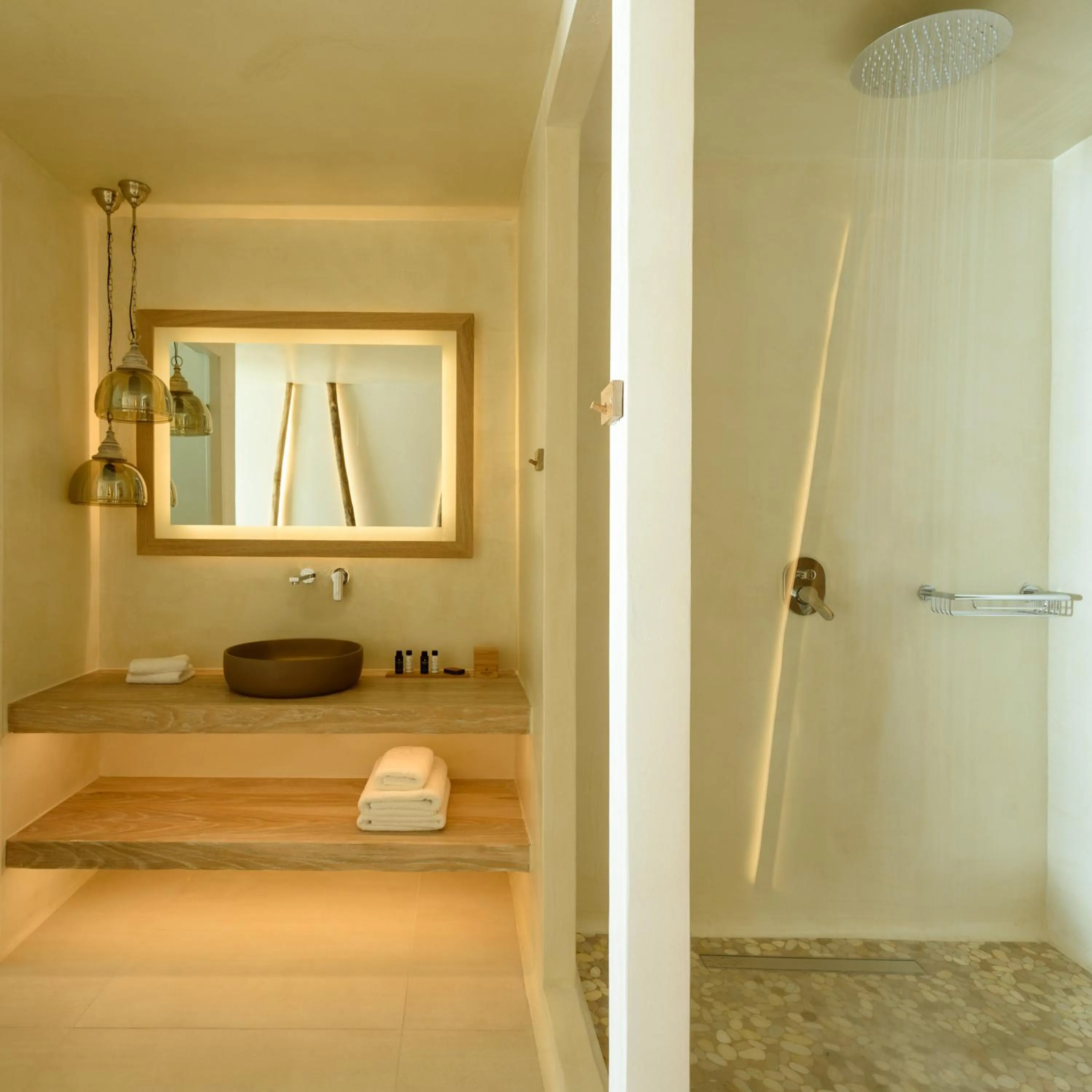 Shower, Bed in Divelia East