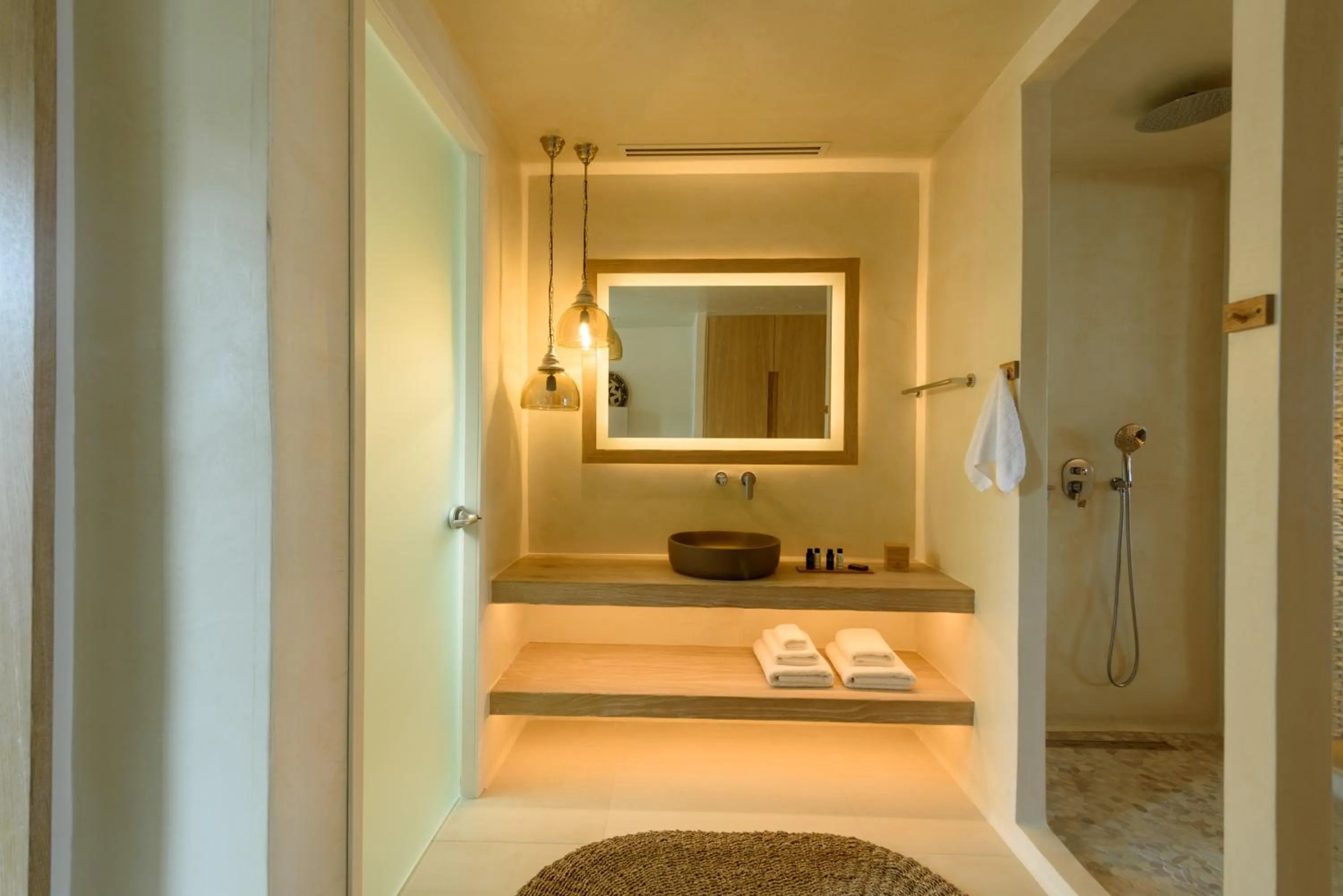 Shower in Divelia East