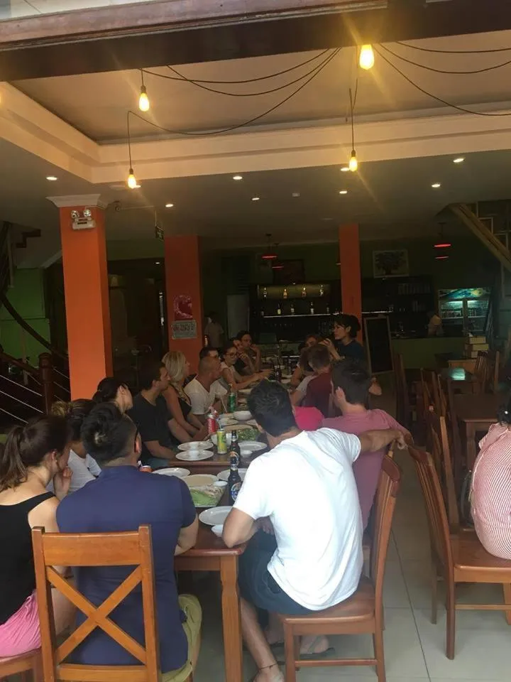 Backhome Hostel & Bar