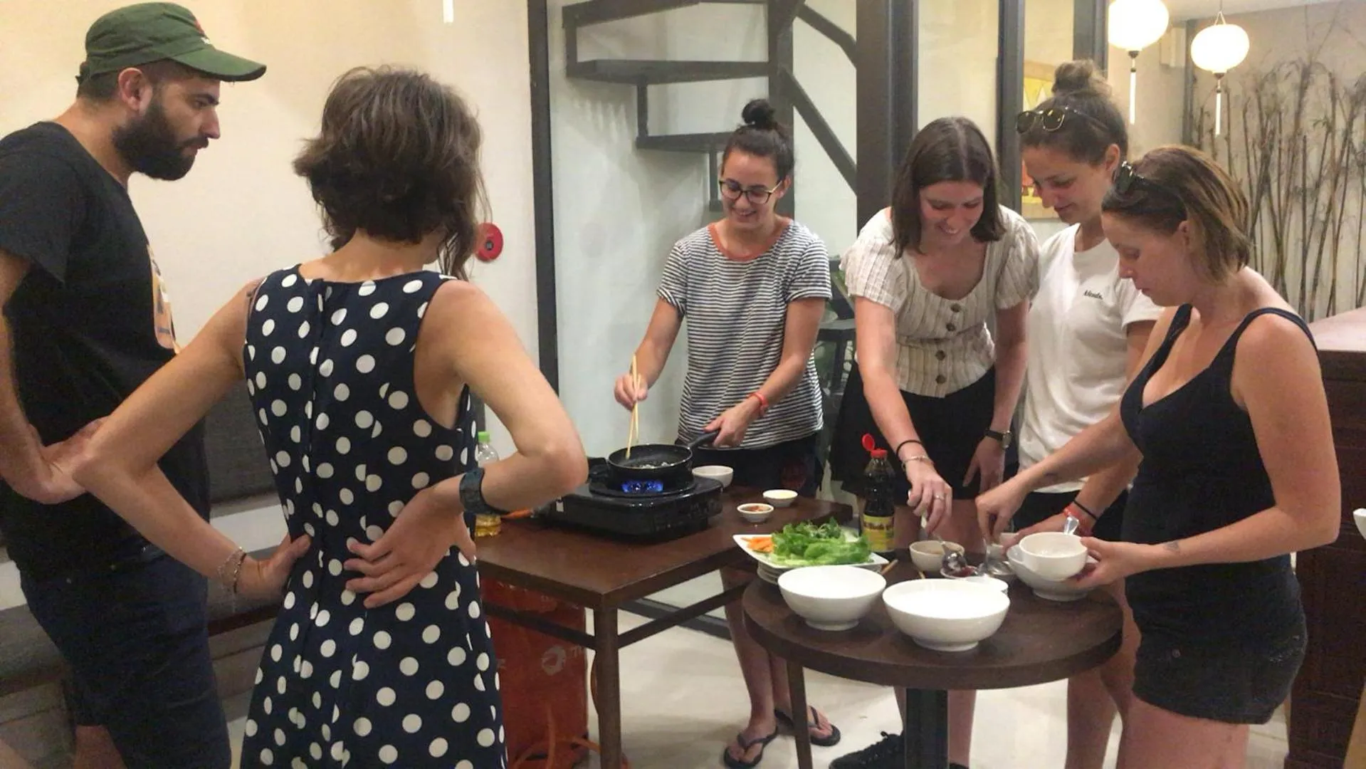 Backhome Hostel & Bar