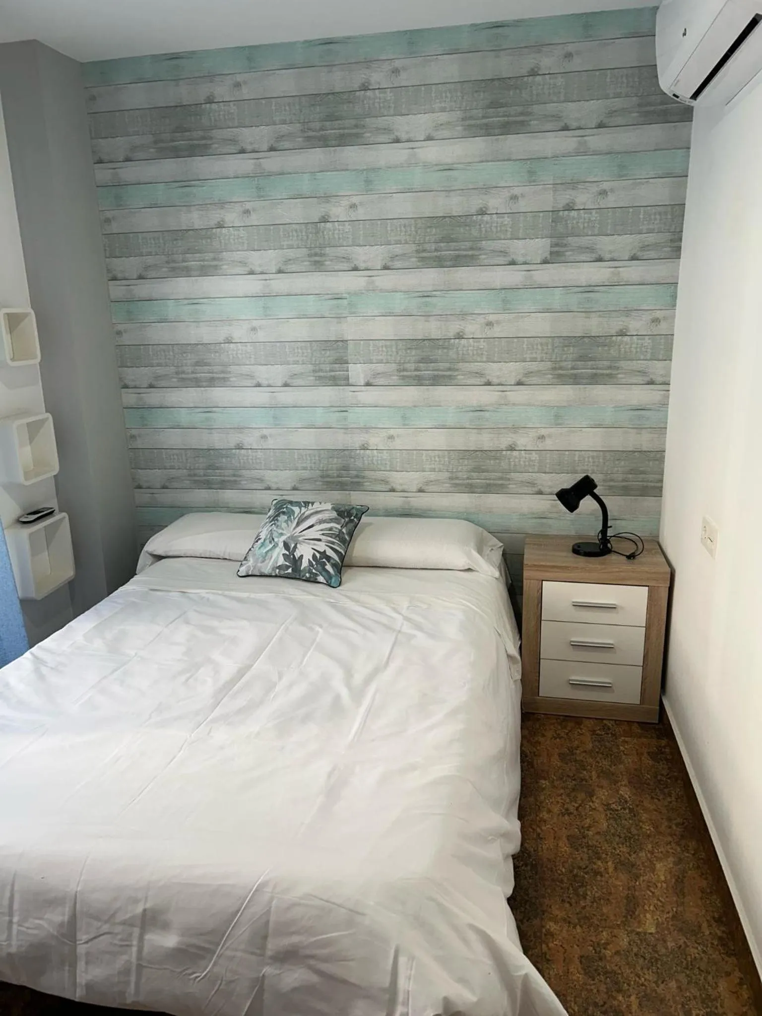 Photo of the whole room, Bed in Hotel Quatre Llunes