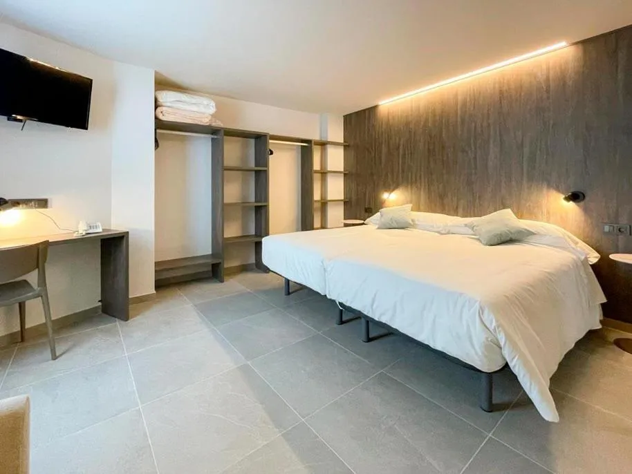 Bed in Hotel Quatre Llunes