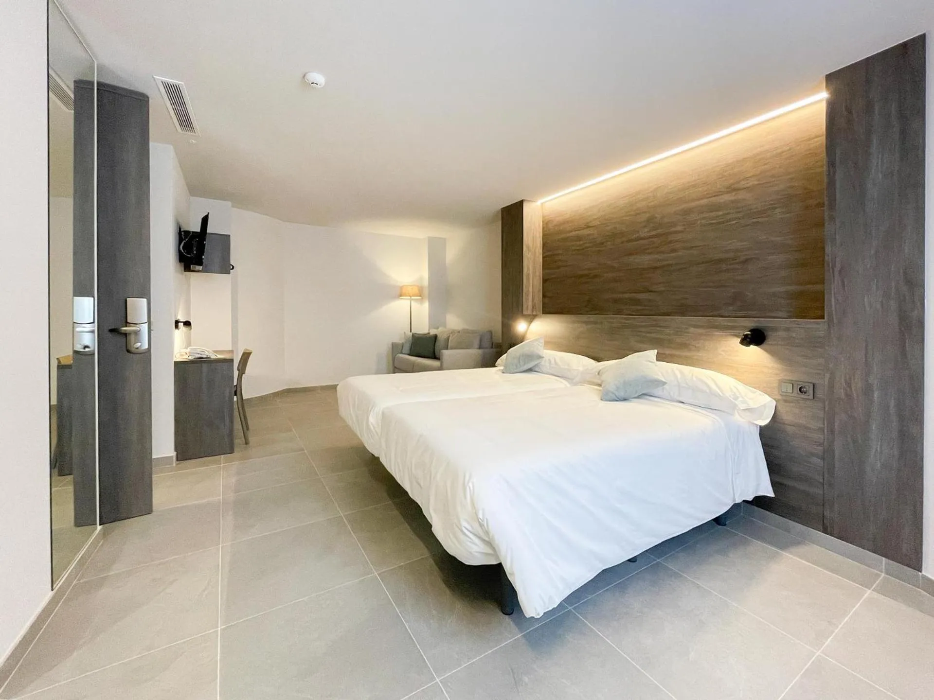 Bed in Hotel Quatre Llunes