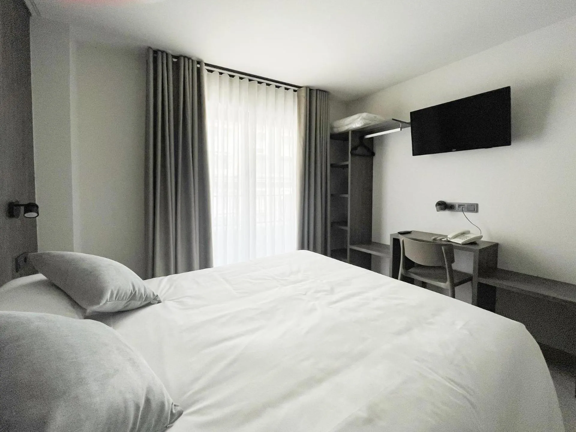 Bed in Hotel Quatre Llunes