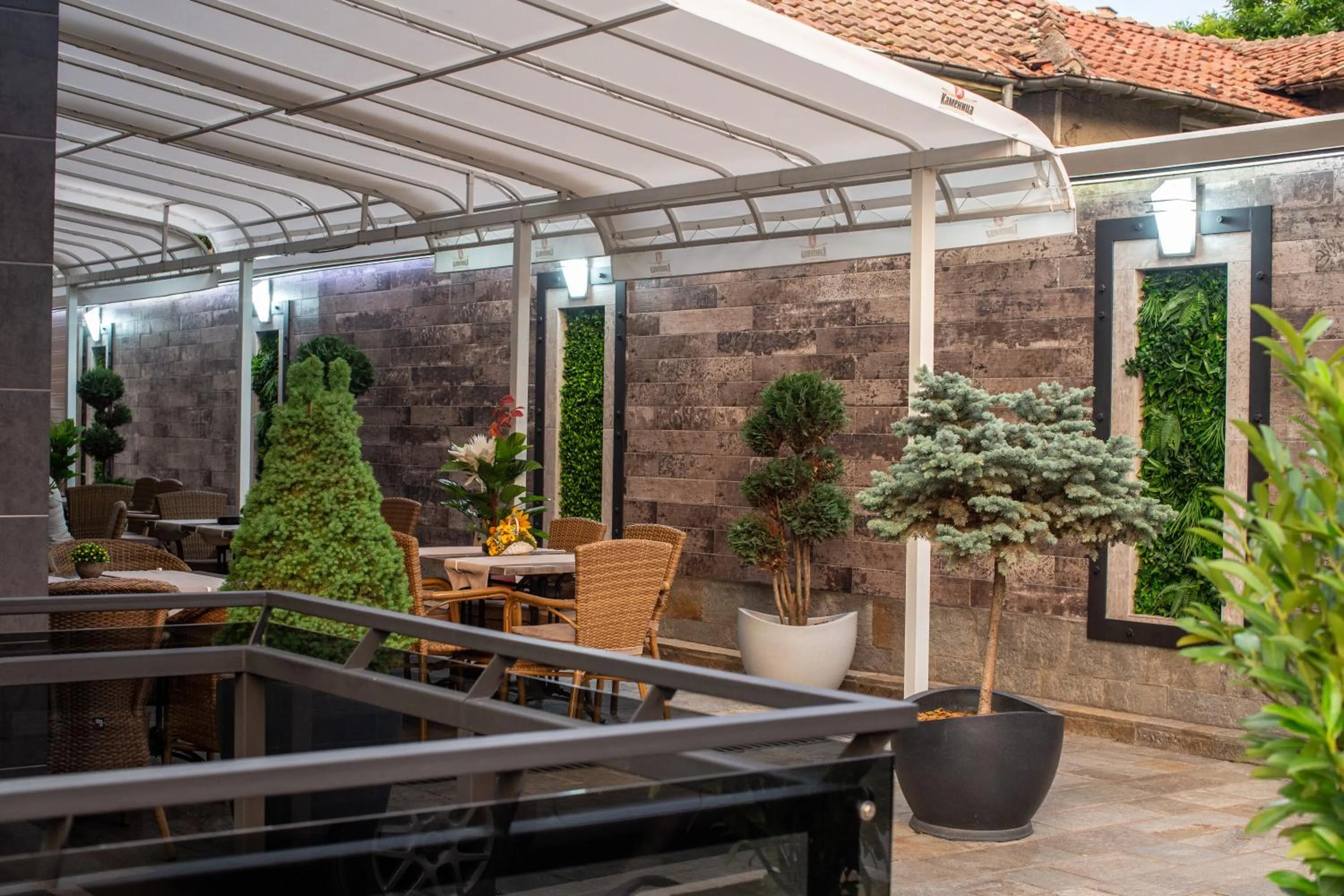 Restaurant/places to eat in Hotel Idol