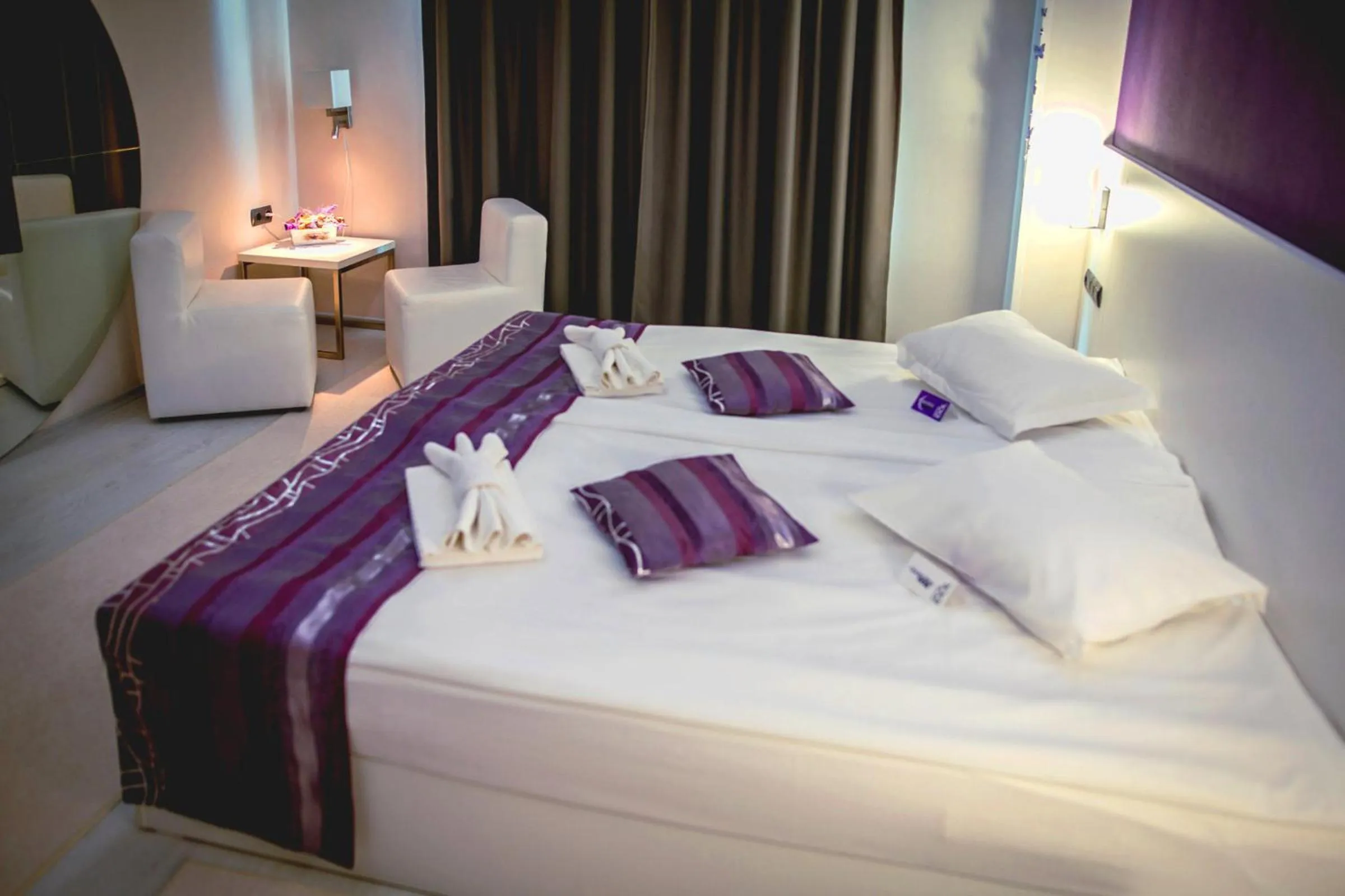 Shower, Bed in Hotel Idol