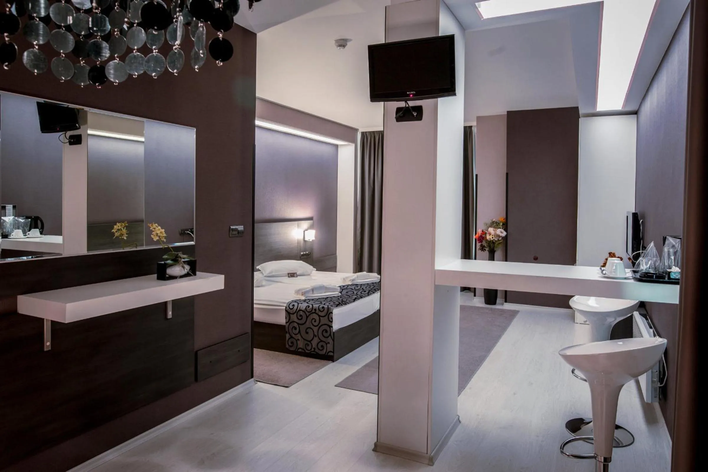 Shower, Bed in Hotel Idol