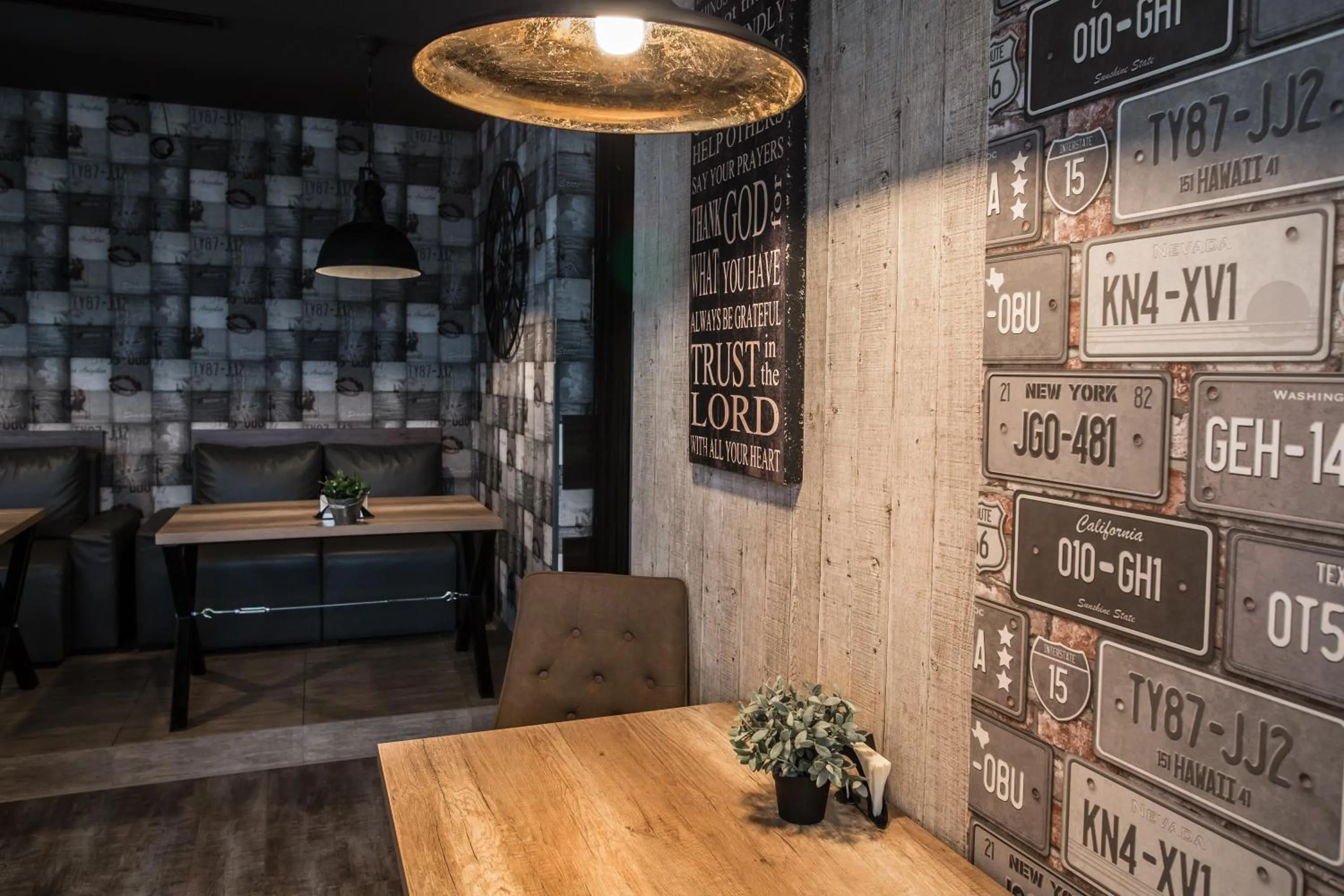 Restaurant/places to eat in Hotel Idol