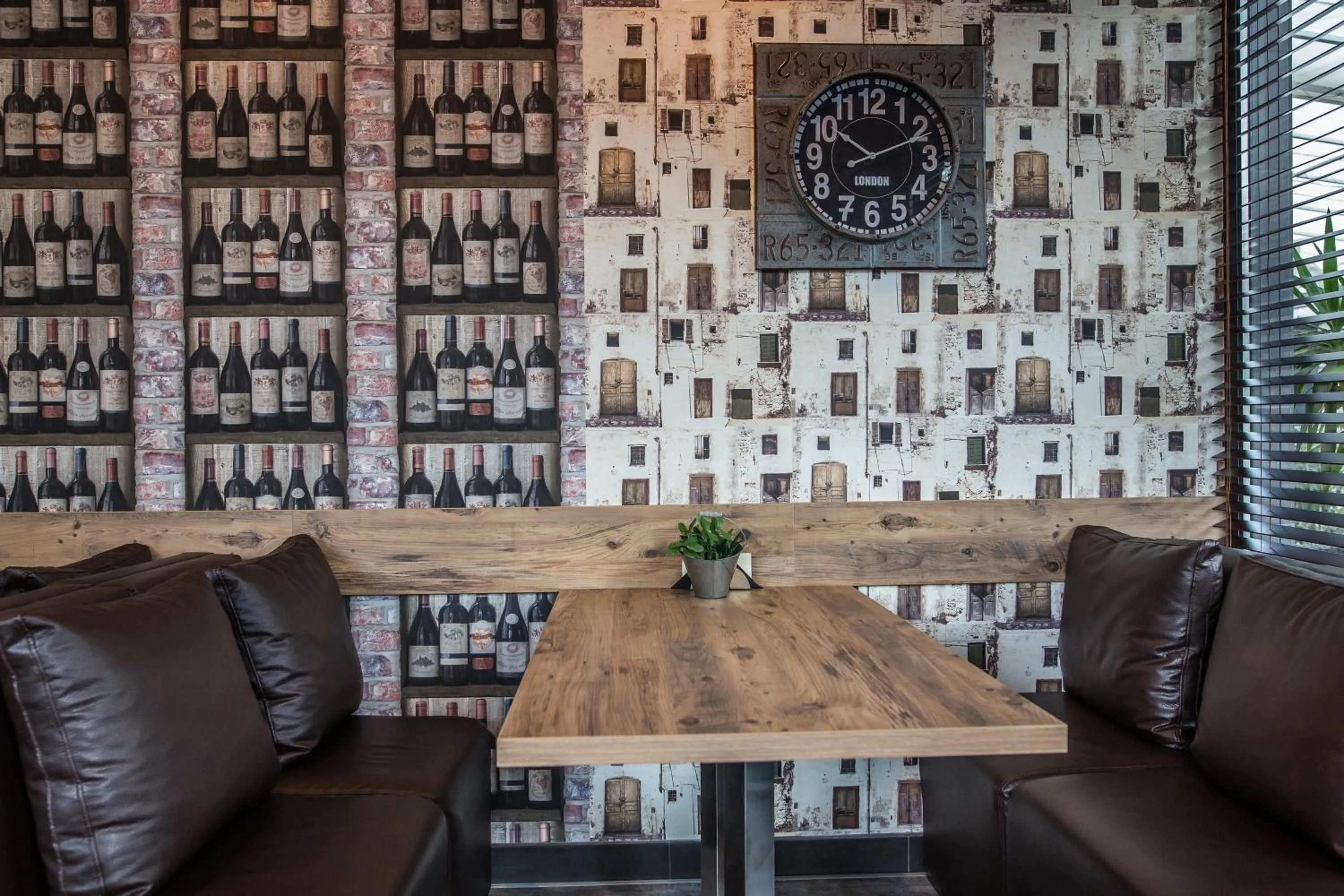 Restaurant/places to eat in Hotel Idol