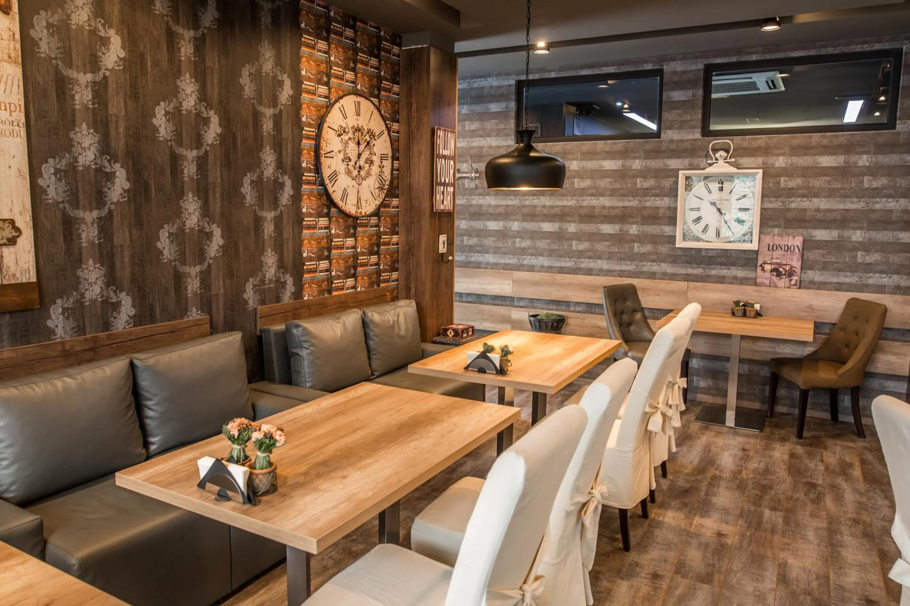 Restaurant/places to eat in Hotel Idol