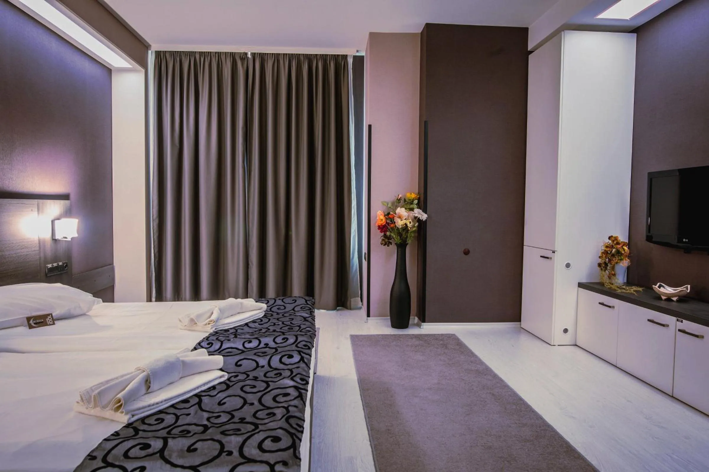 Shower, Bed in Hotel Idol