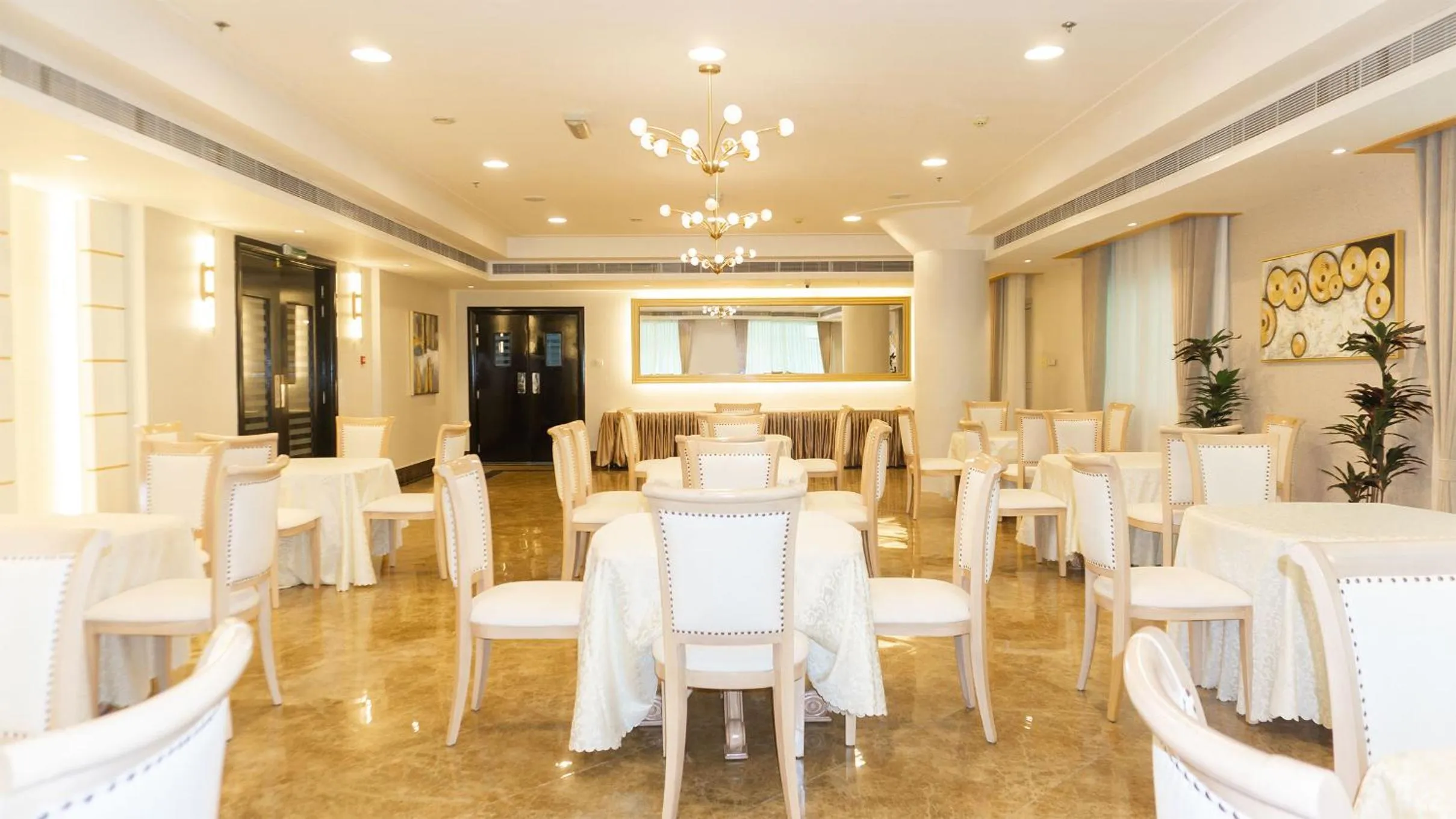 Restaurant/places to eat in Royal Grand Suite Hotel