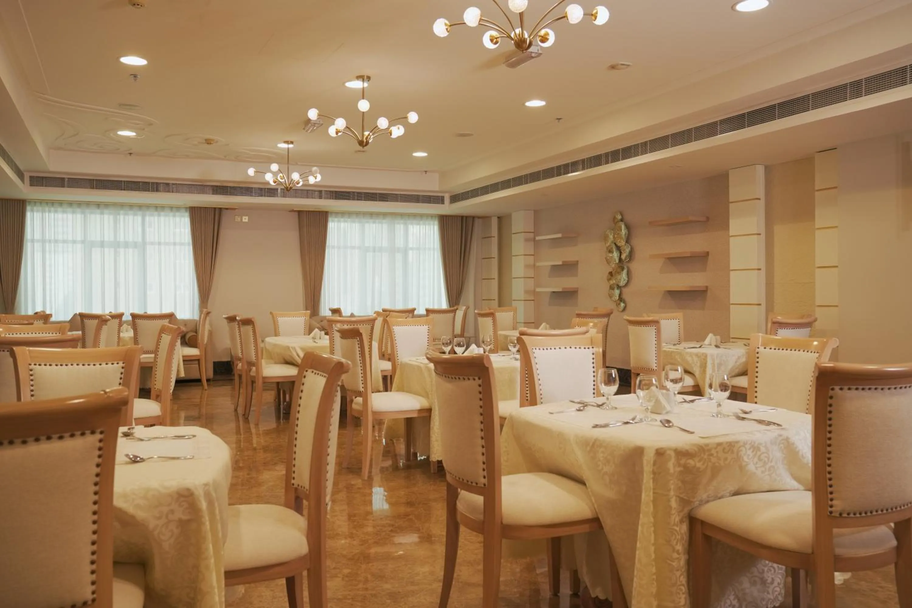 Restaurant/places to eat in Royal Grand Suite Hotel