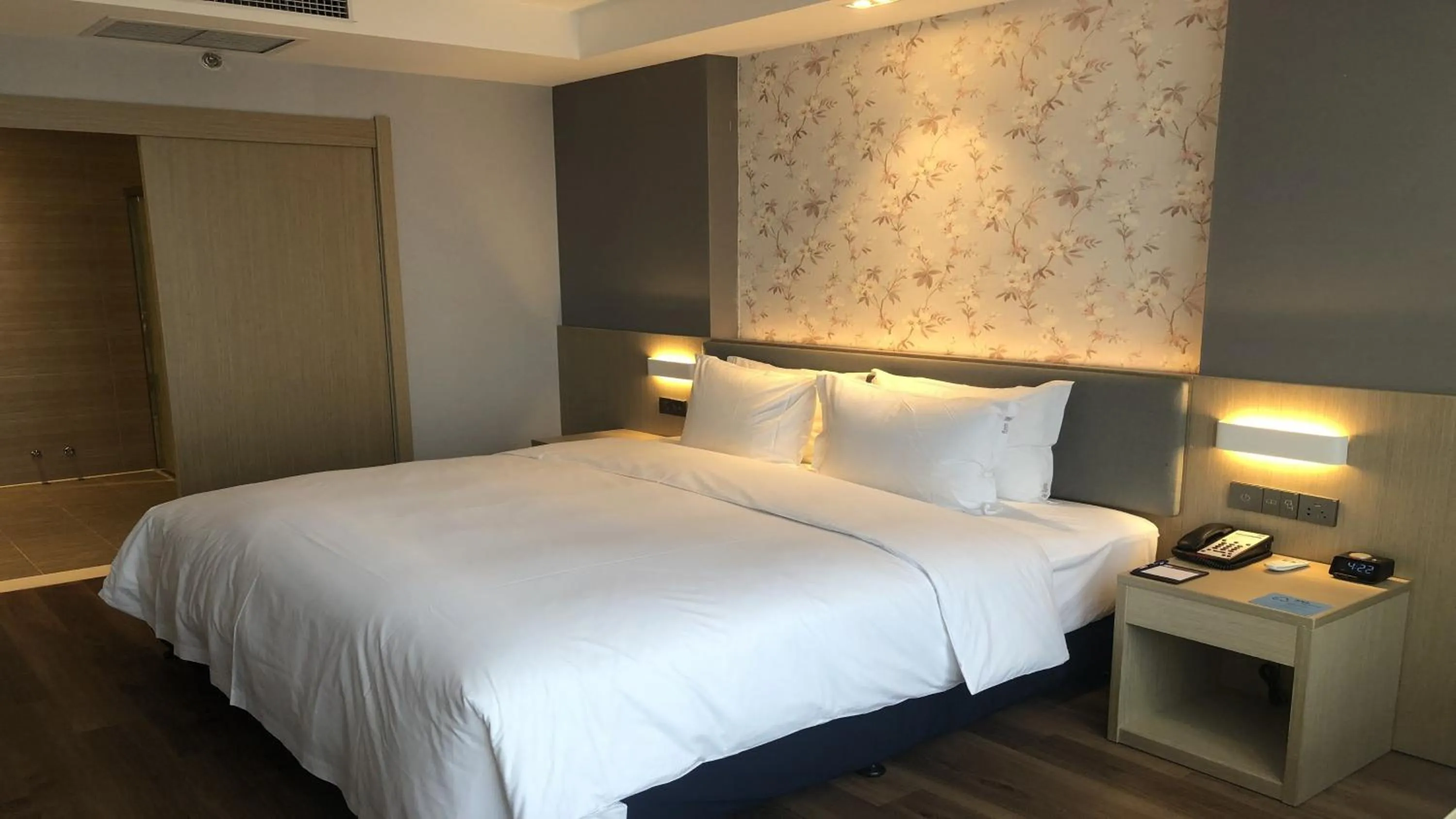 Photo of the whole room, Bed in Holiday Inn Express Linyi Riverside by IHG