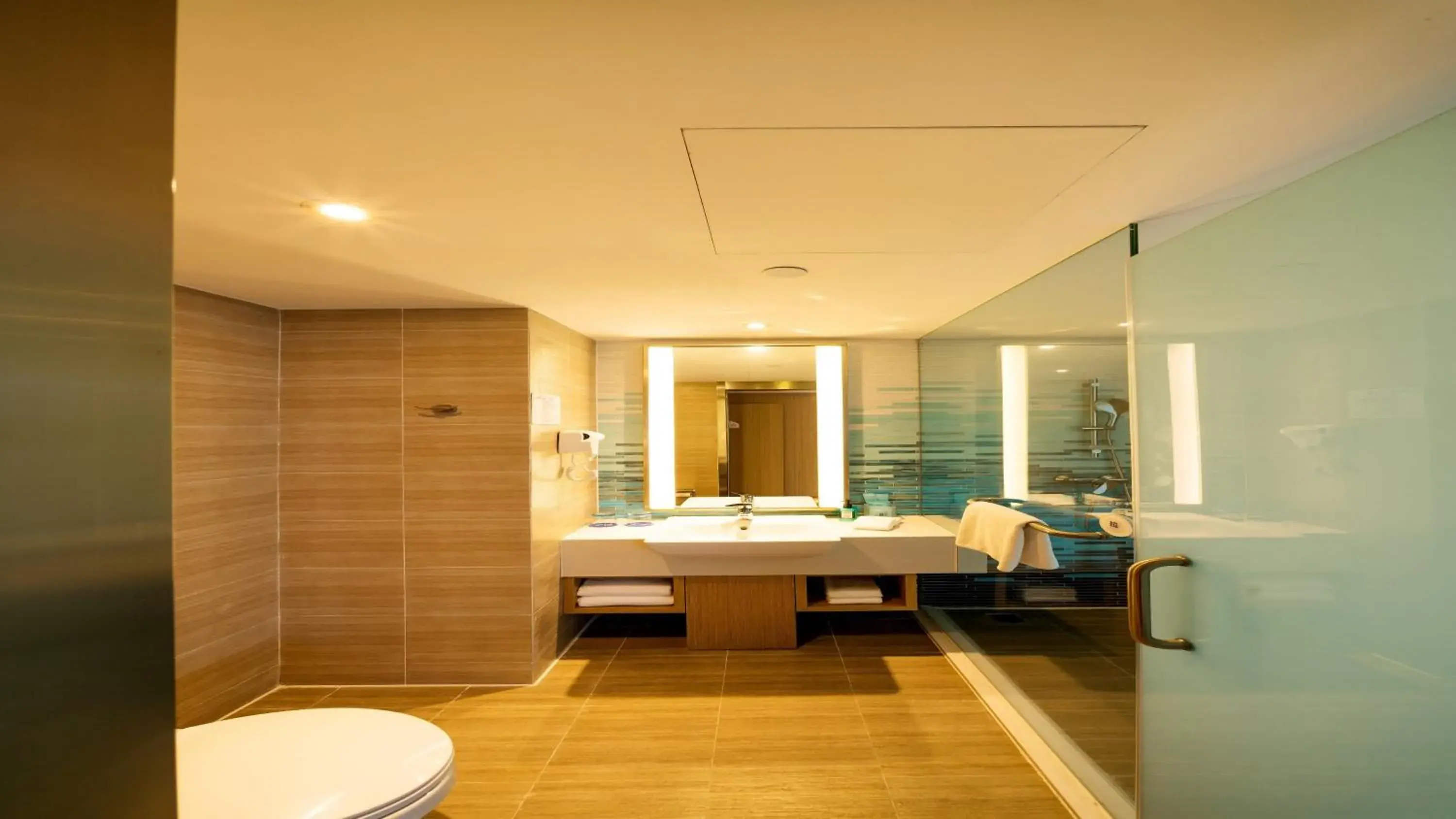 Standard King Room with River View in Holiday Inn Express Linyi Riverside by IHG Standard King Room with River View in Holiday Inn Express Linyi Riverside by IHG