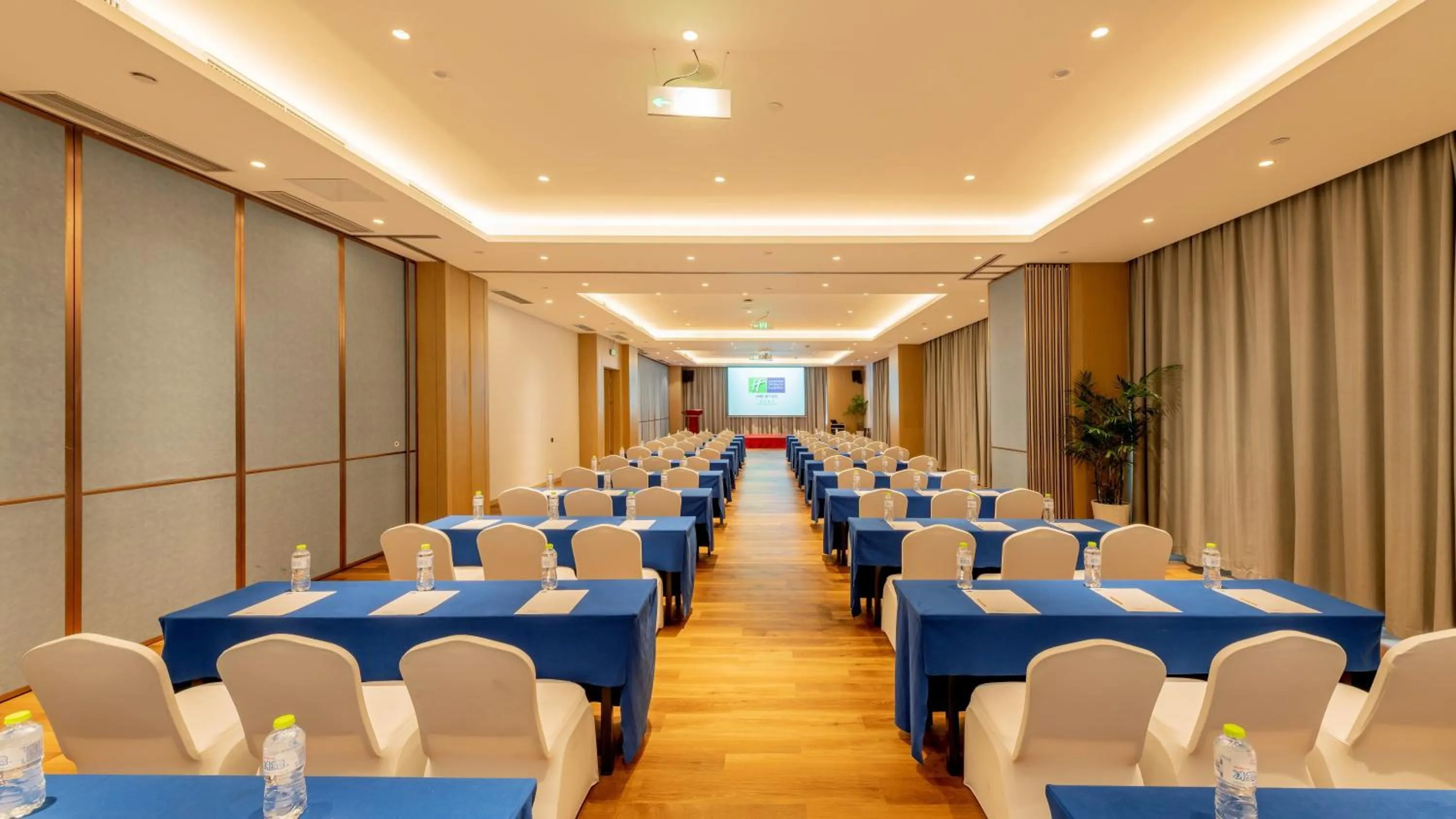Meeting/conference room in Holiday Inn Express Linyi Riverside by IHG