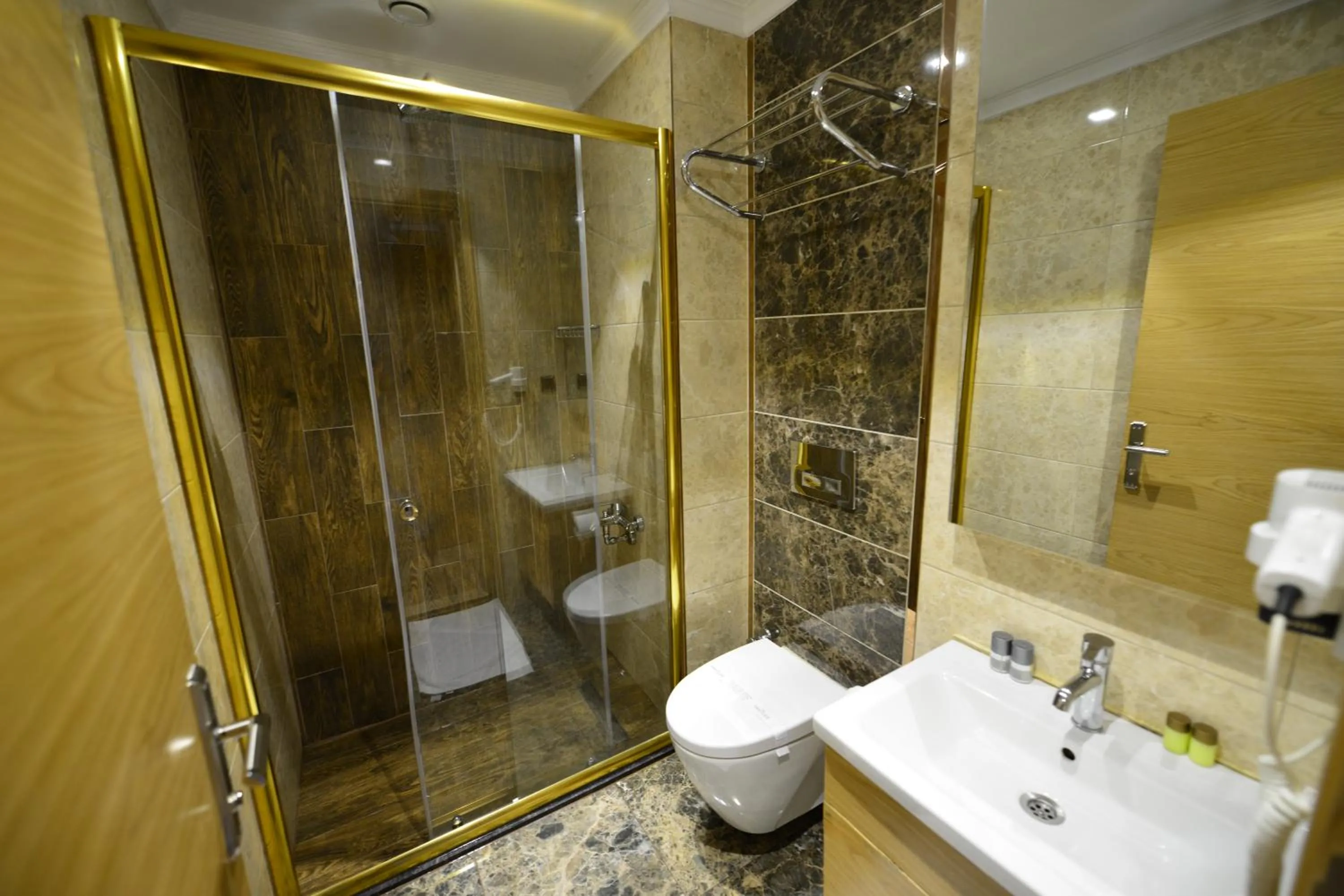 Shower in Inanlar Deluxe Hotel & Bungalow