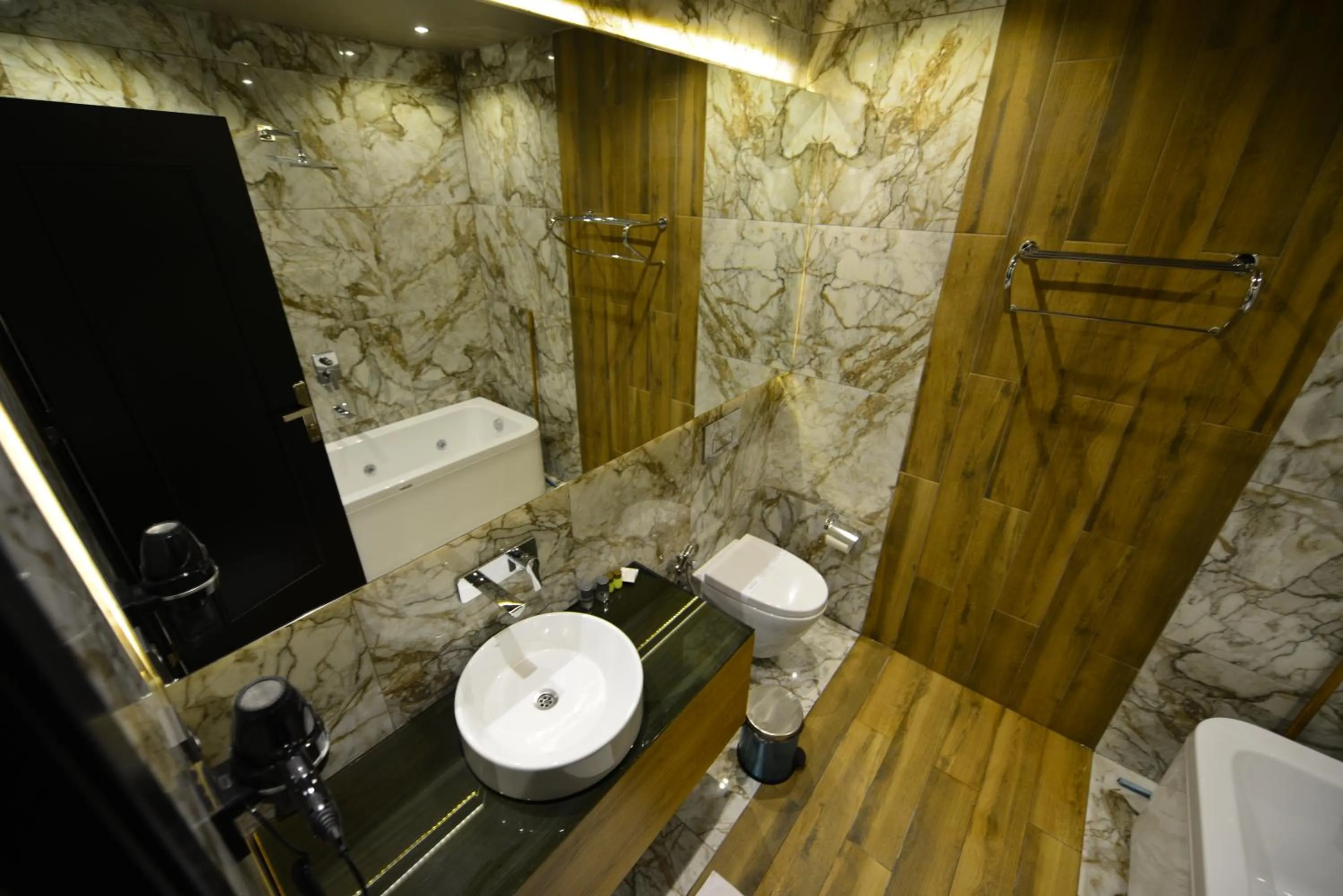 Shower in Inanlar Deluxe Hotel & Bungalow