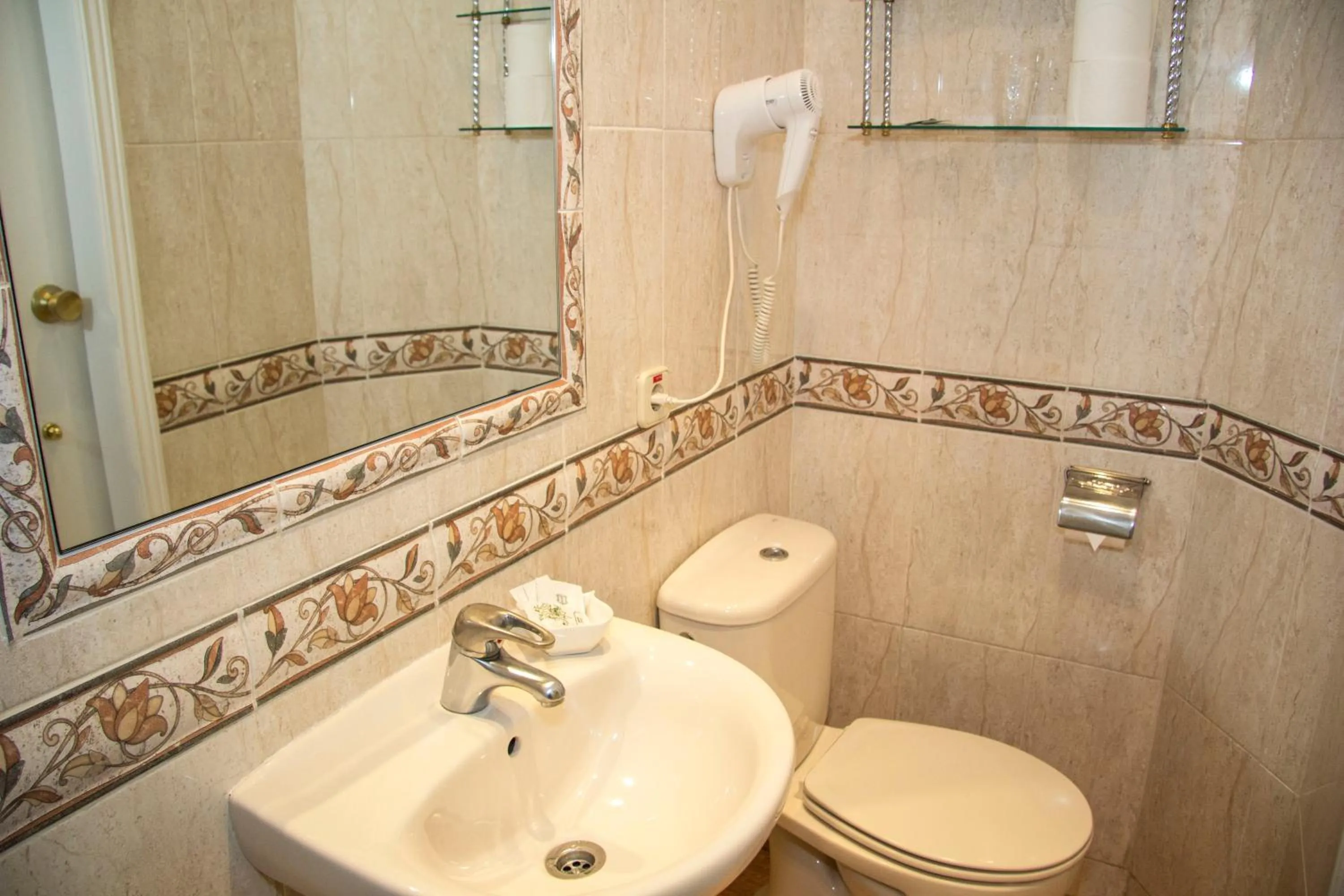 Bathroom in Hostal Los Alpes