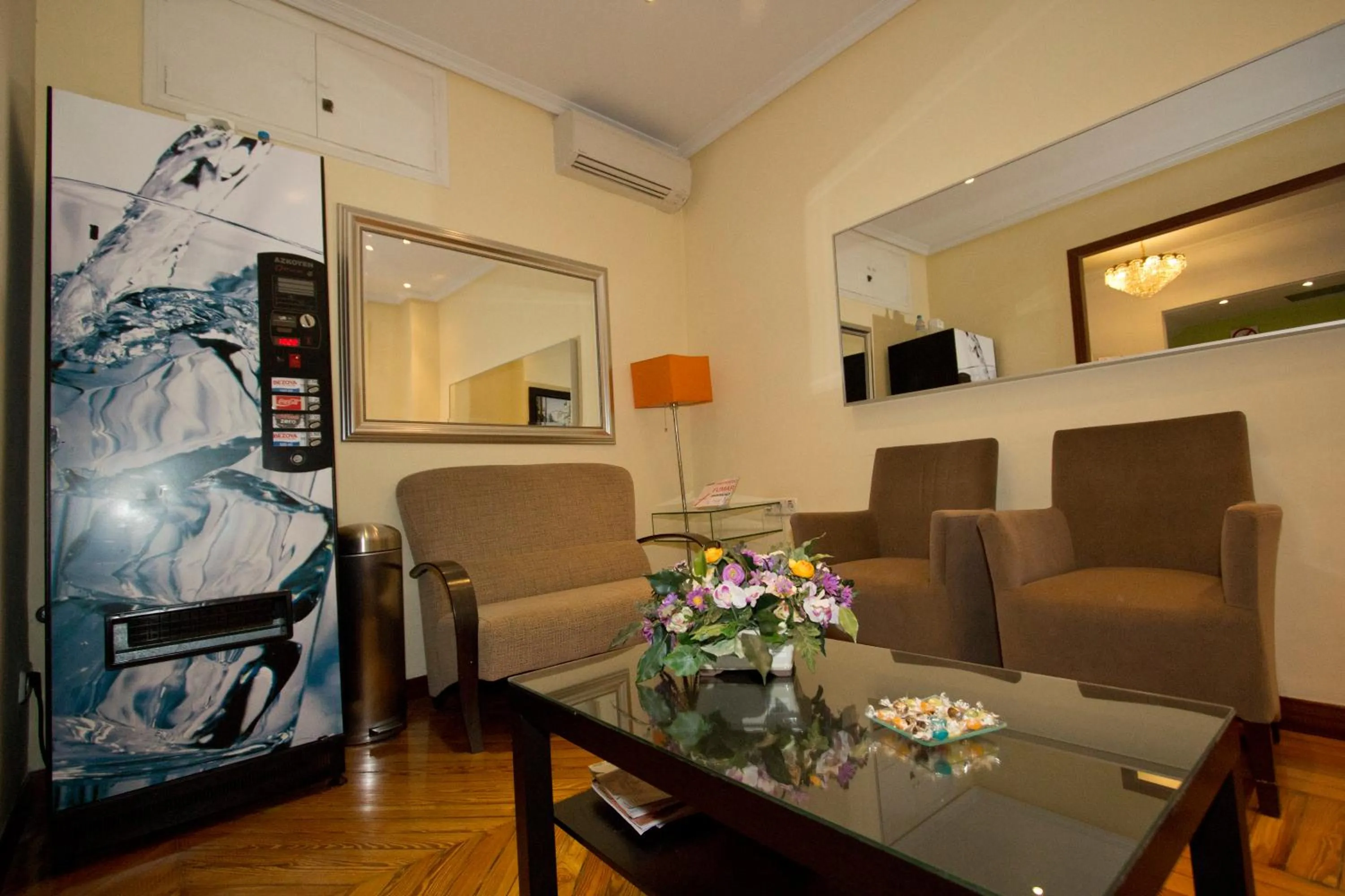 Lobby or reception in Hostal Los Alpes