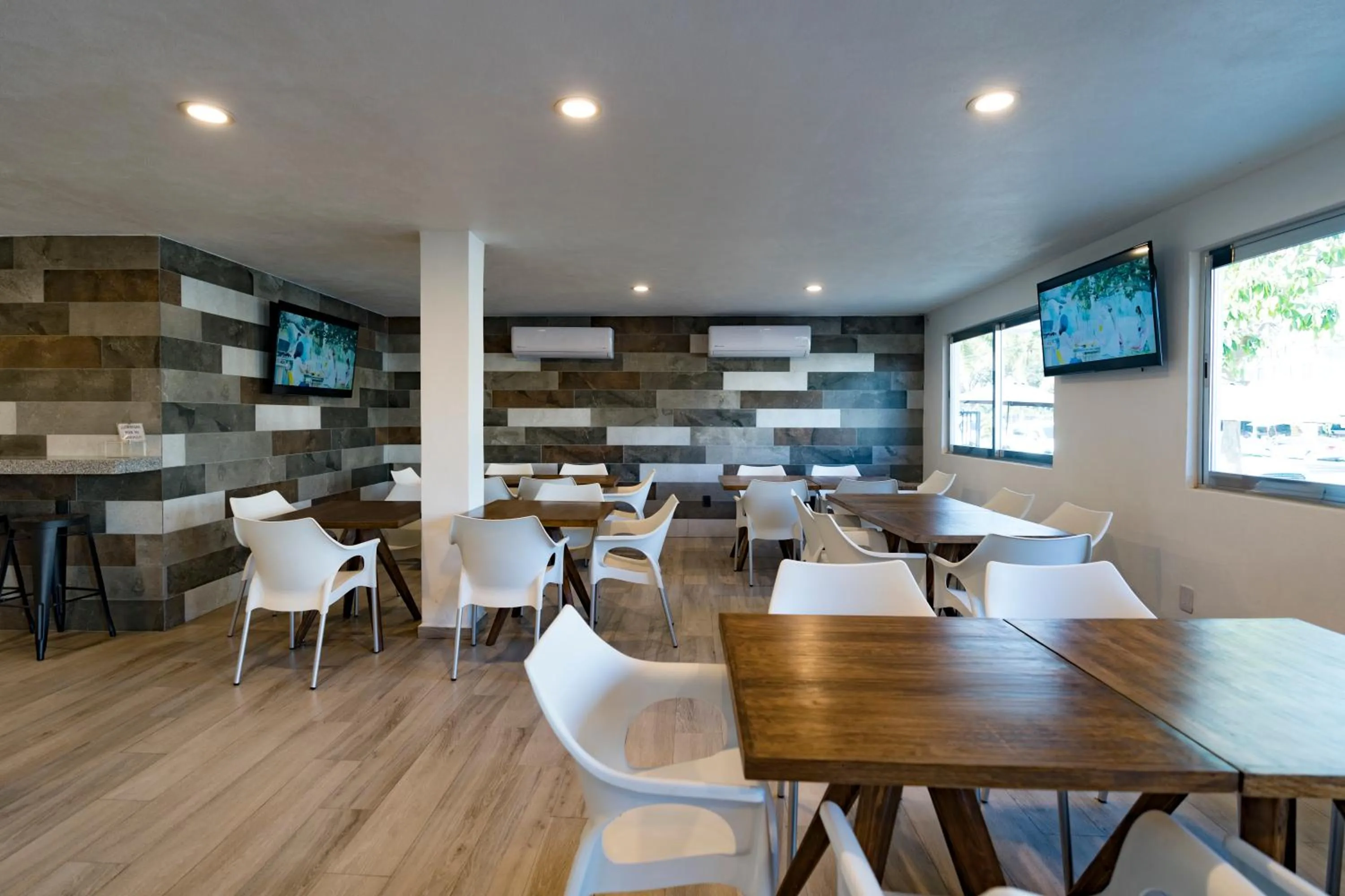 Restaurant/places to eat in Hotel Star