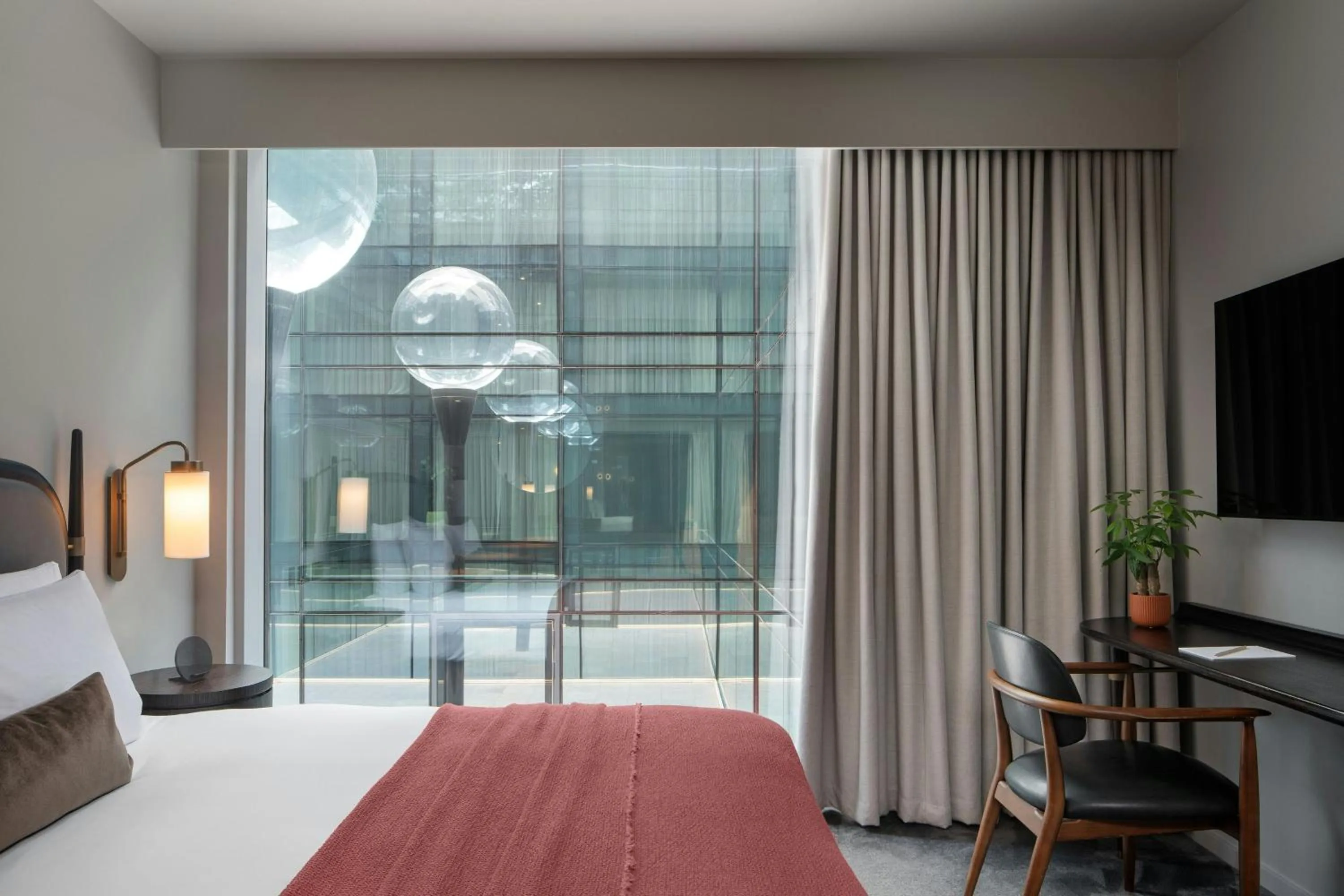 Photo of the whole room, Bed in The Stratford, Autograph Collection