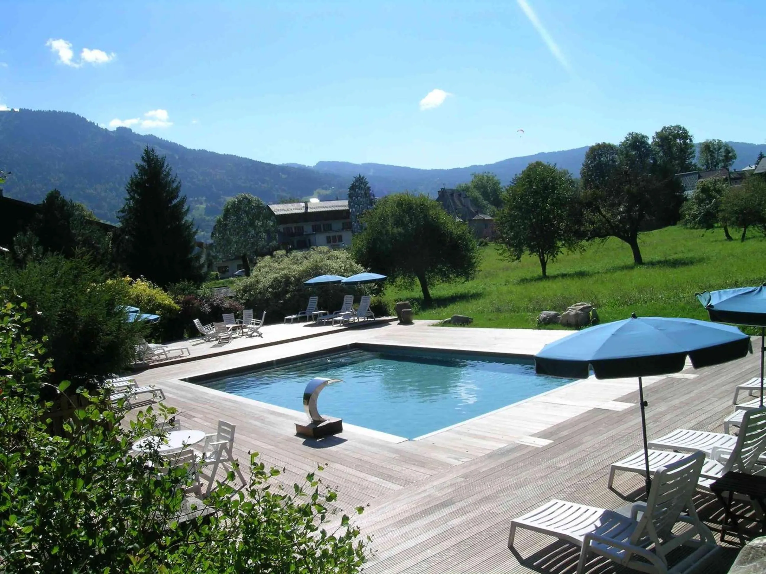 Swimming pool in Residence Hôtelière La Renardiere