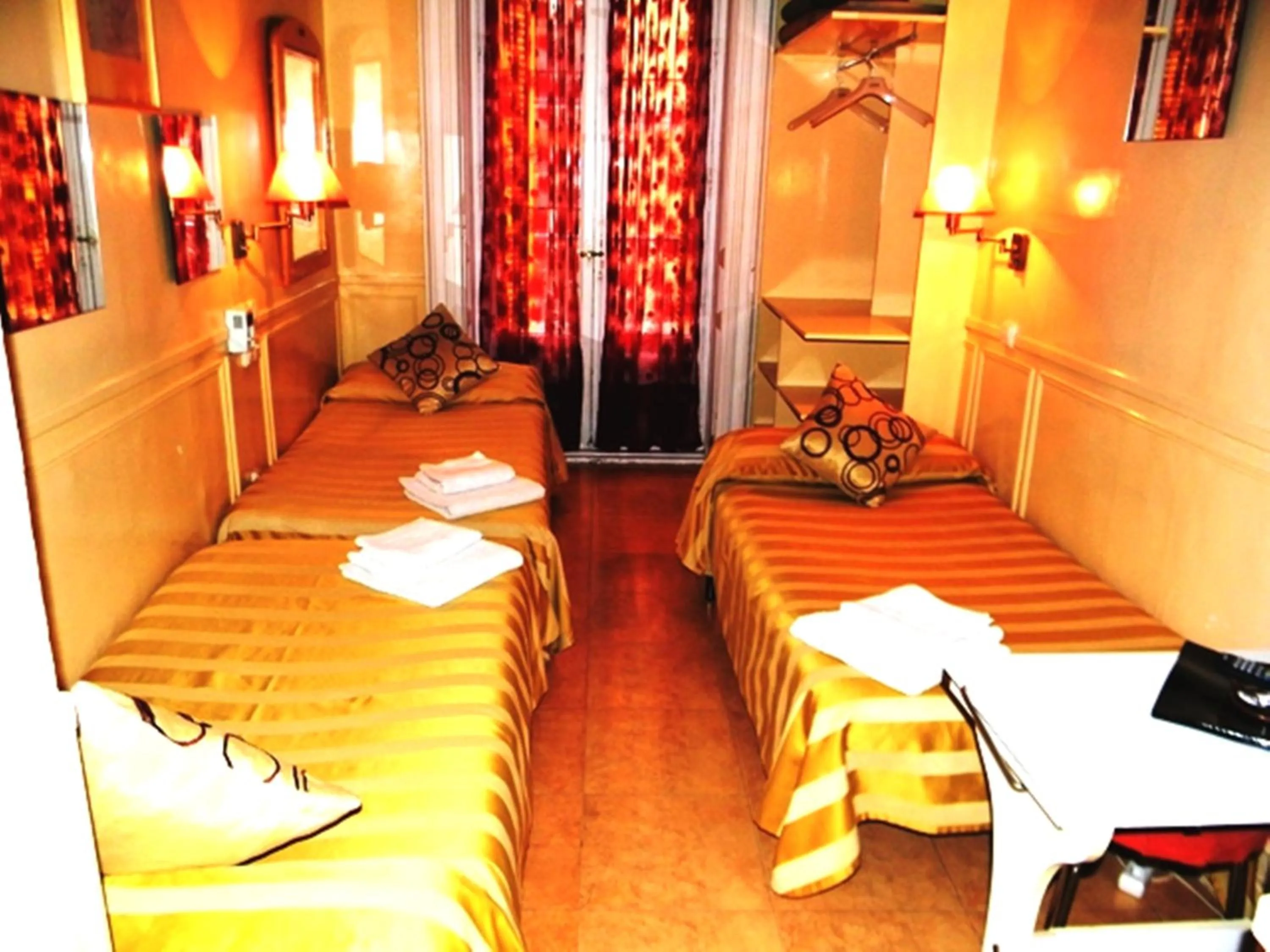 Photo of the whole room, Bed in Hostal La Fontana