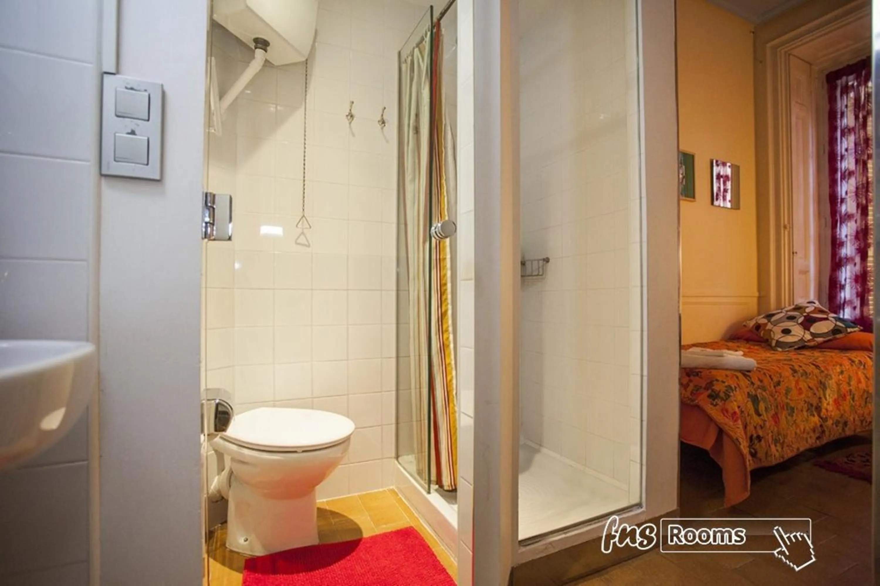 Bathroom, Bed in Hostal La Fontana